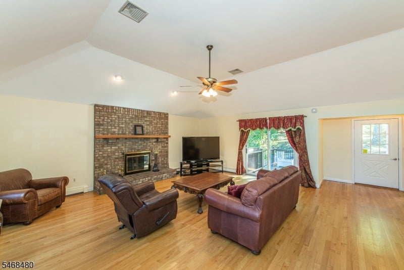 10 JAMES RD