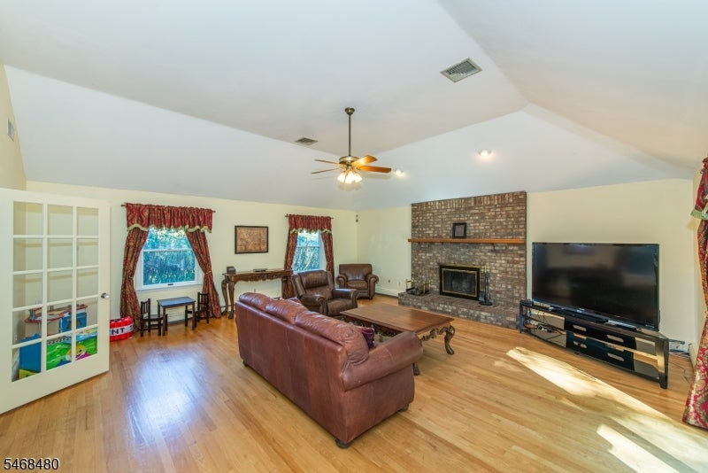 10 JAMES RD