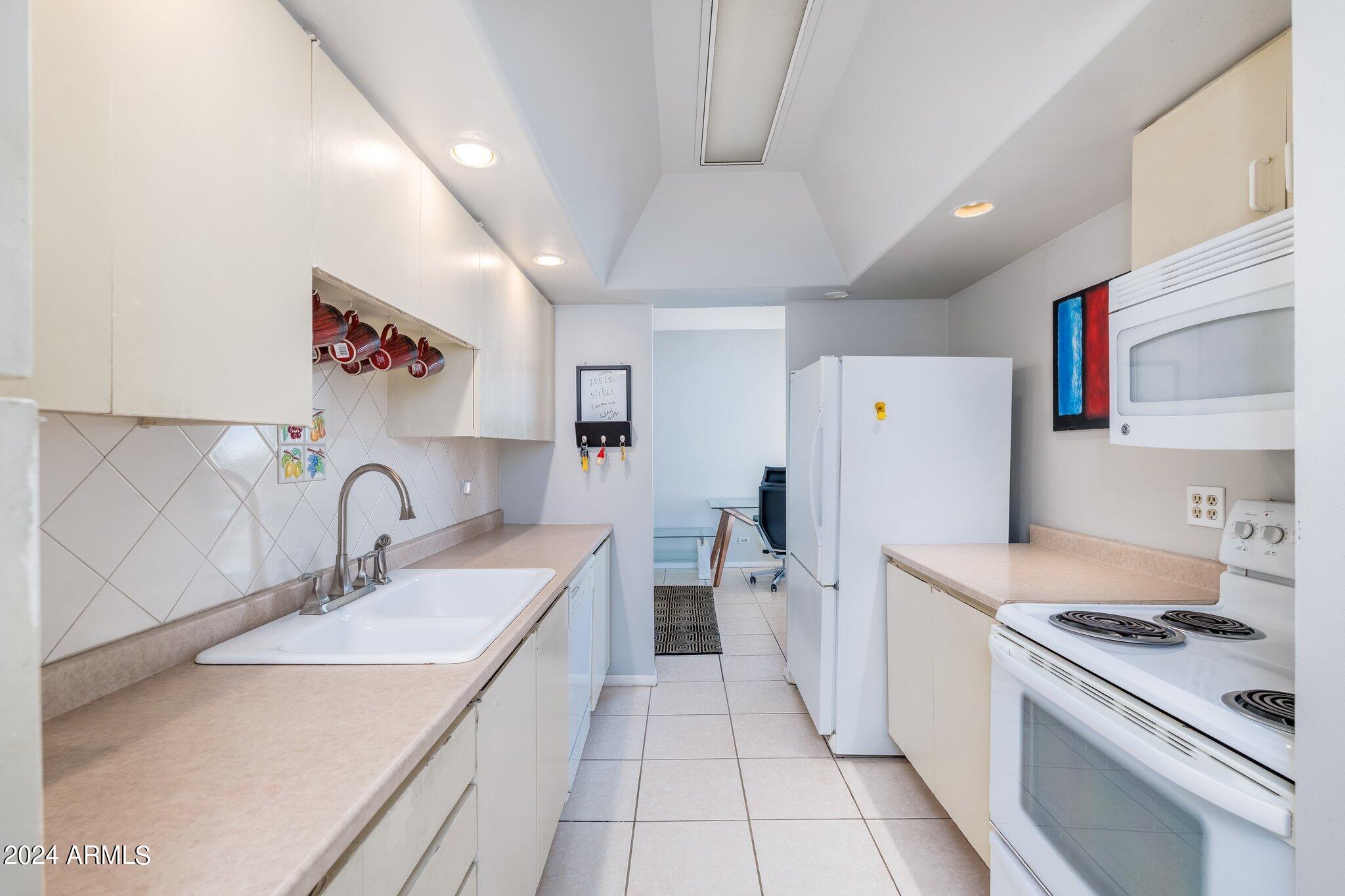 207 W CLARENDON Avenue, 6C