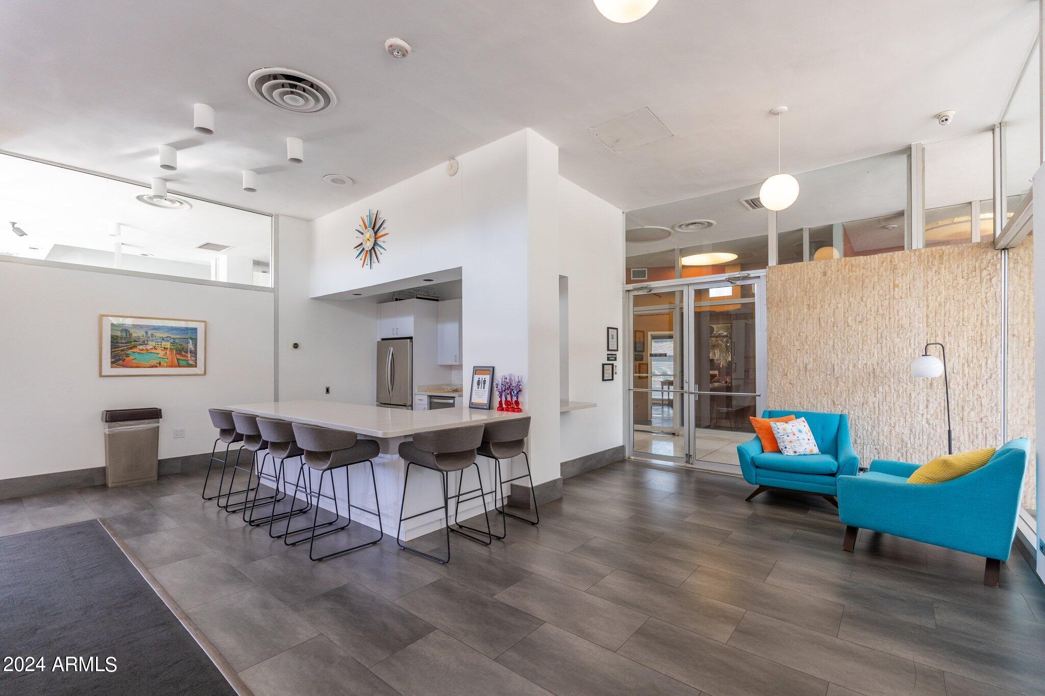 207 W CLARENDON Avenue, 6C