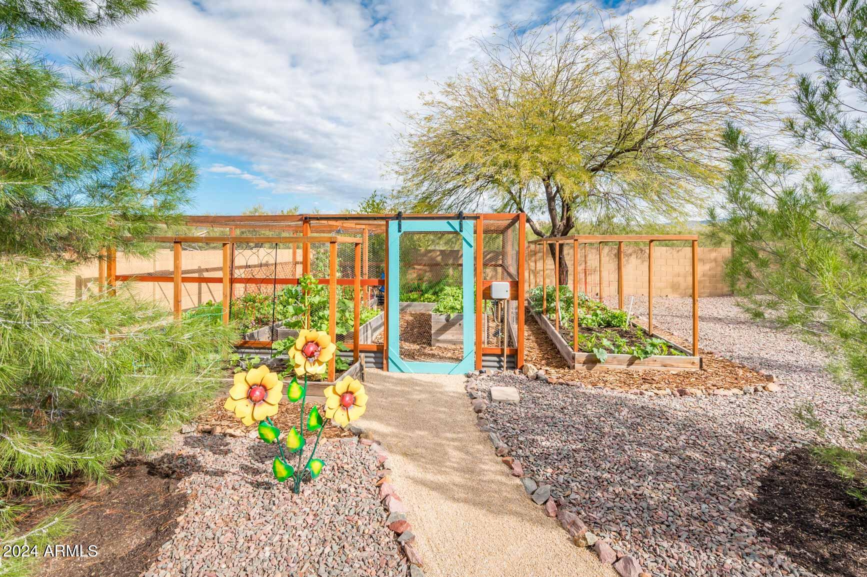 930 E SHAWNA Court