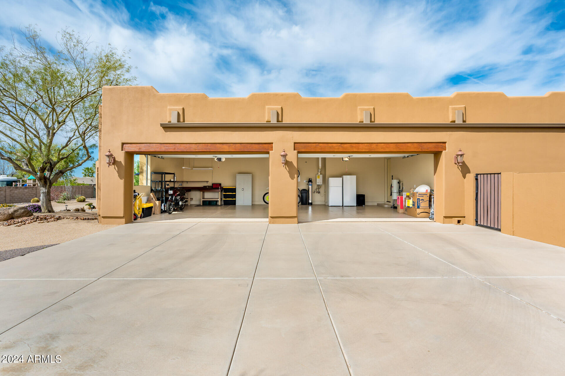 930 E SHAWNA Court