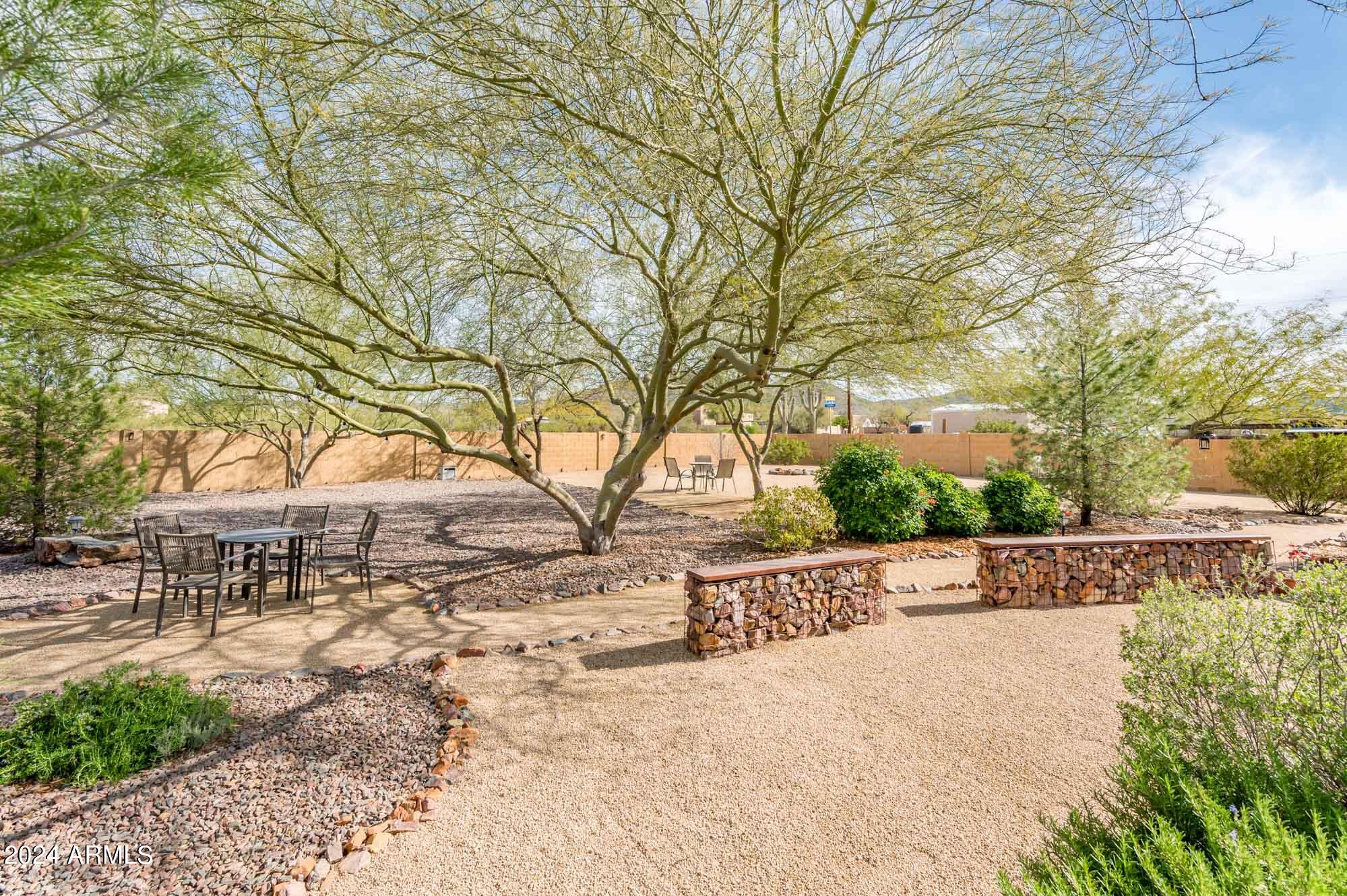 930 E SHAWNA Court