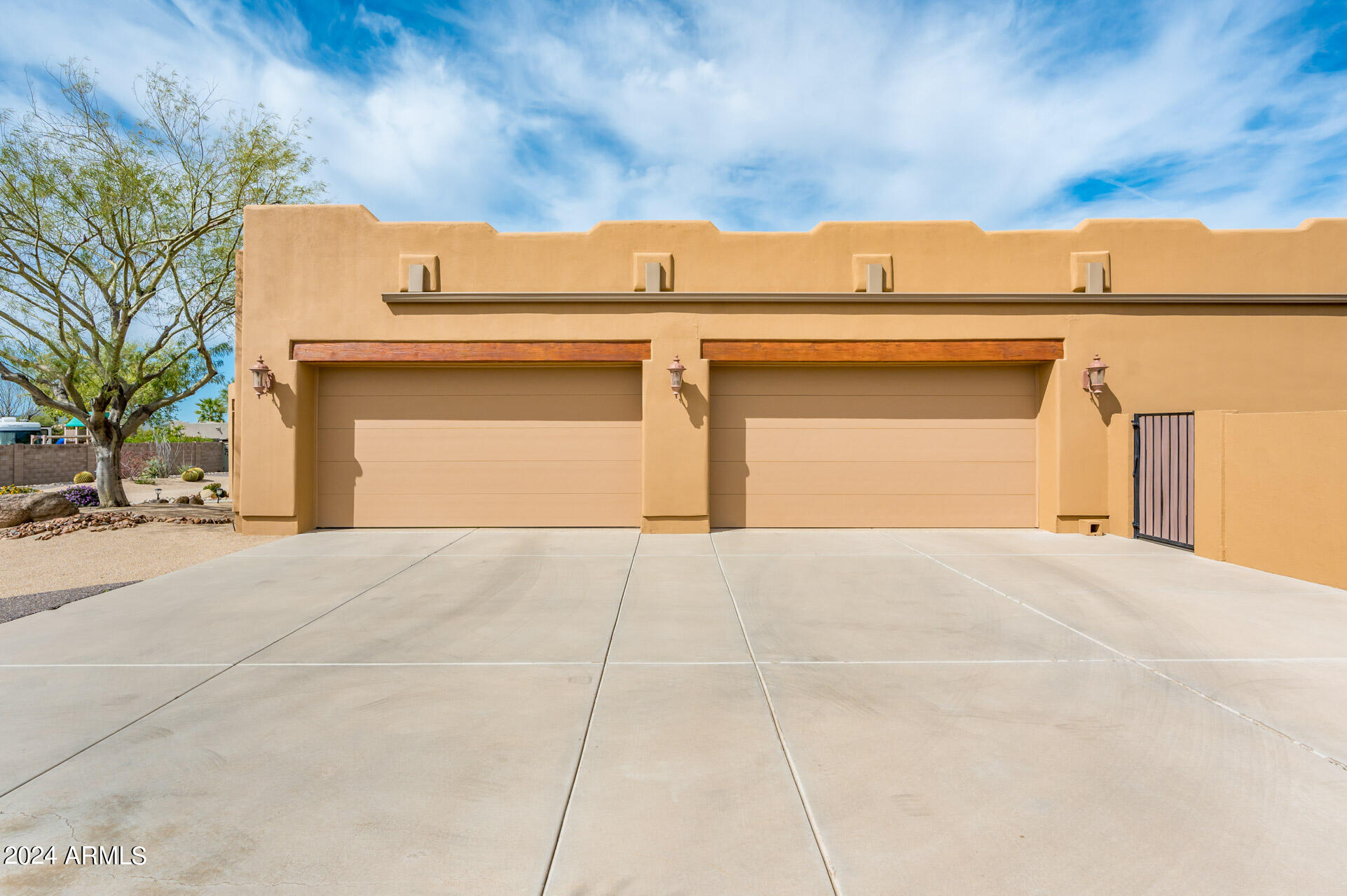 930 E SHAWNA Court