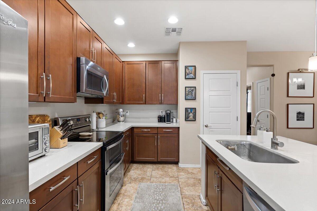 5550 N 16TH Street, 140