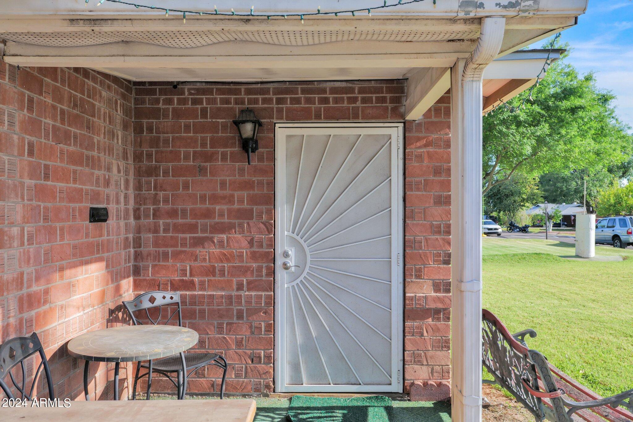 6827 N 14TH Place