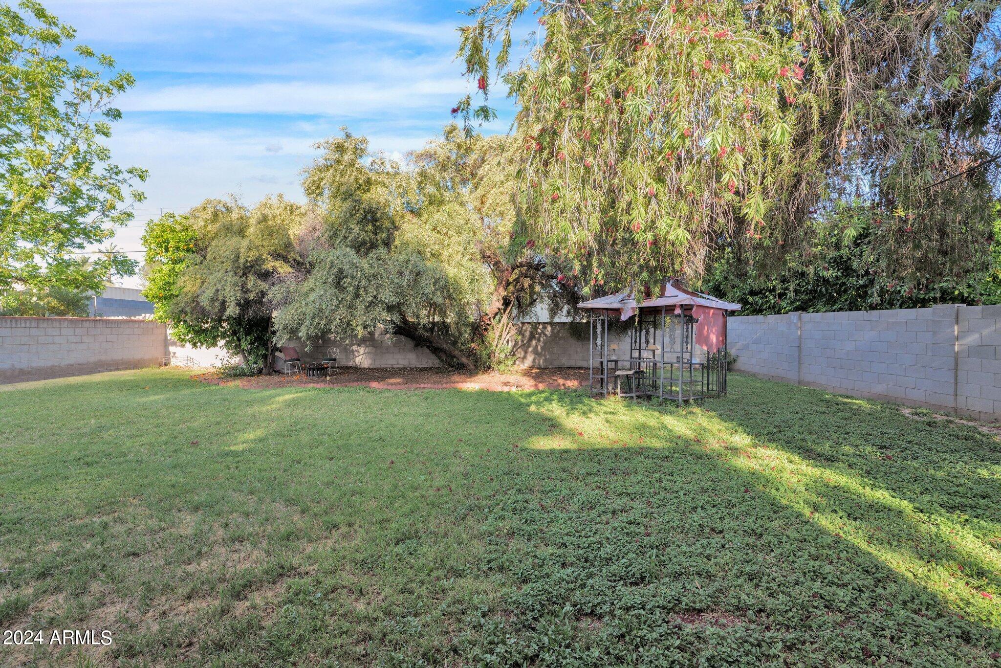 6827 N 14TH Place