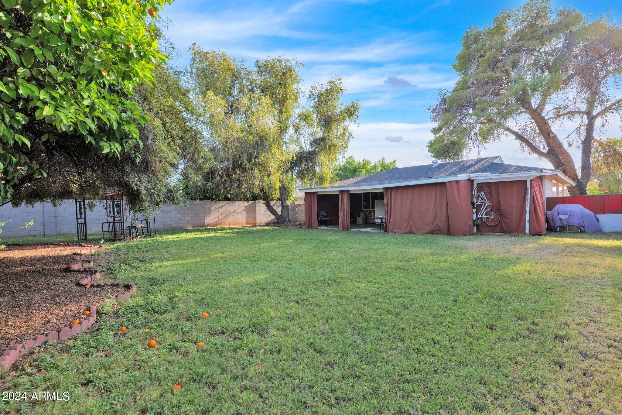 6827 N 14TH Place