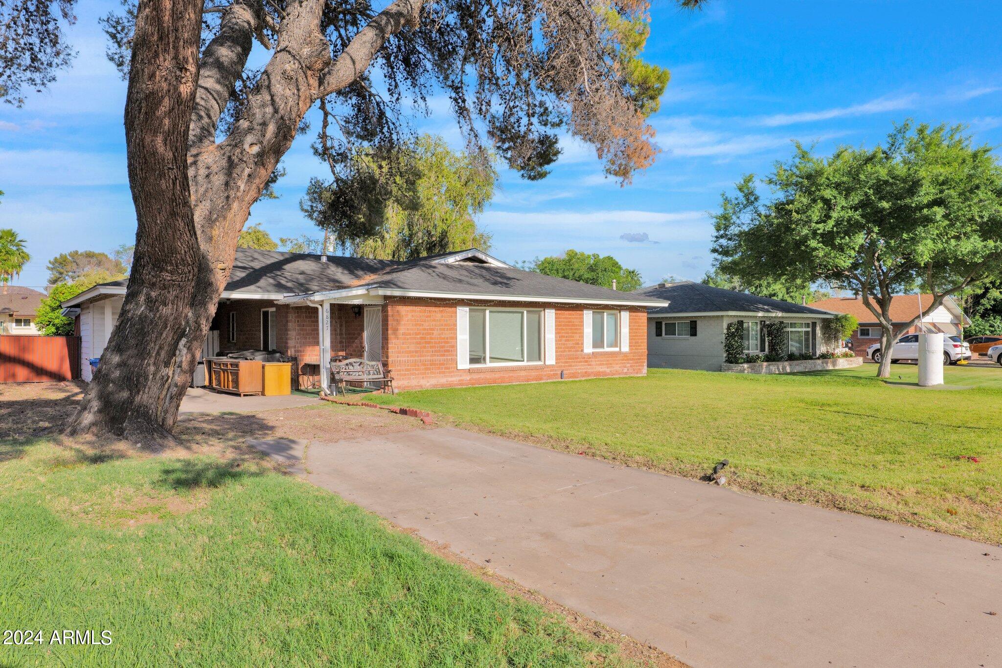 6827 N 14TH Place