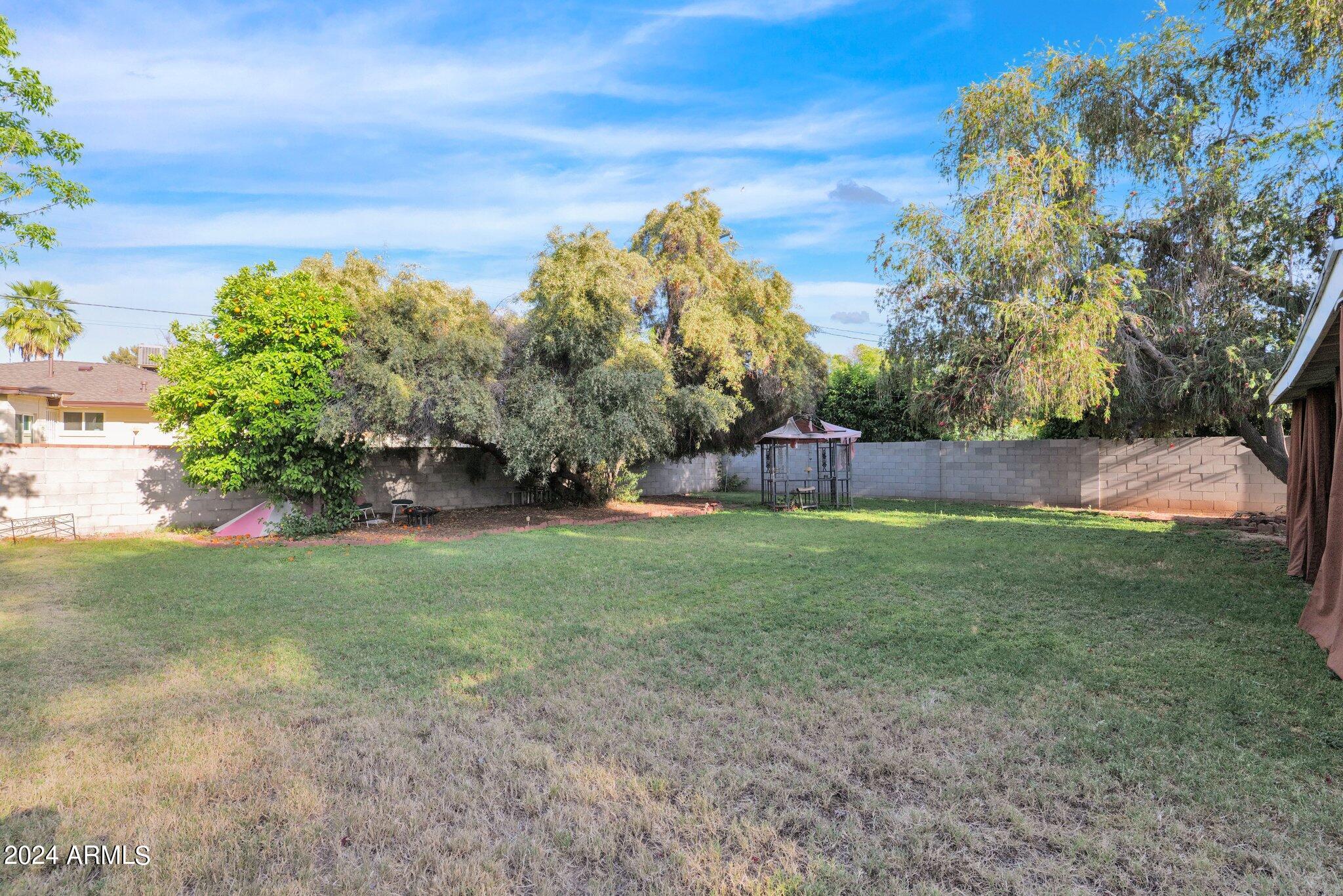 6827 N 14TH Place