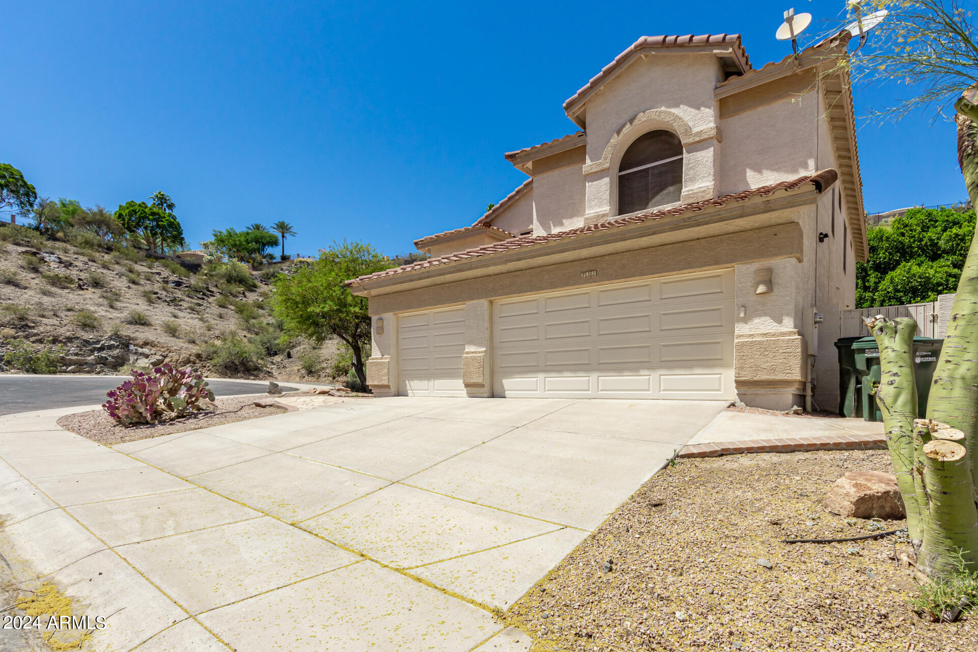 732 E HIDDENVIEW Drive