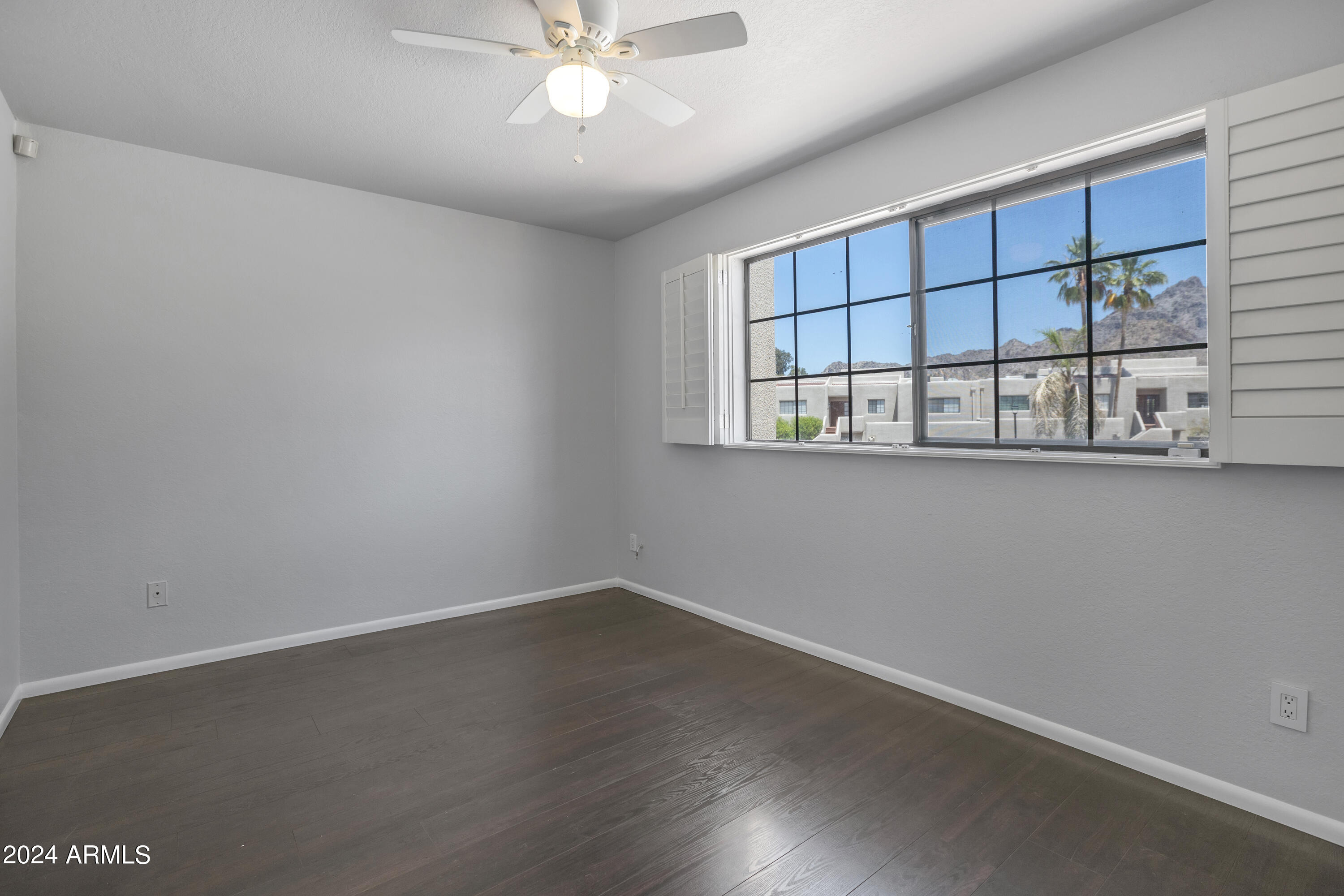 3021 E Rose Lane