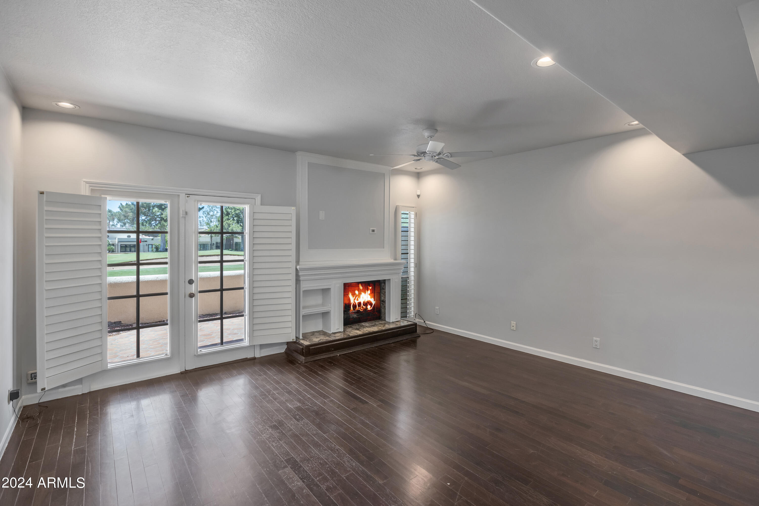 3021 E Rose Lane