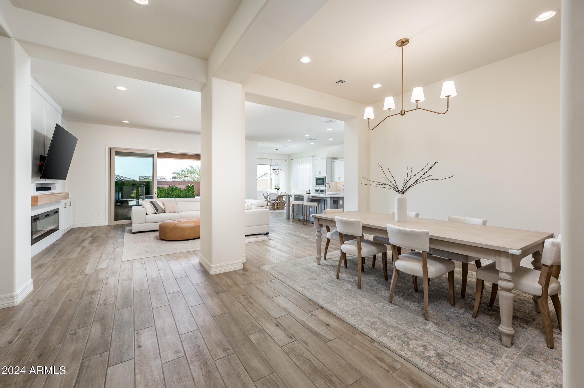3417 E DALEY Lane