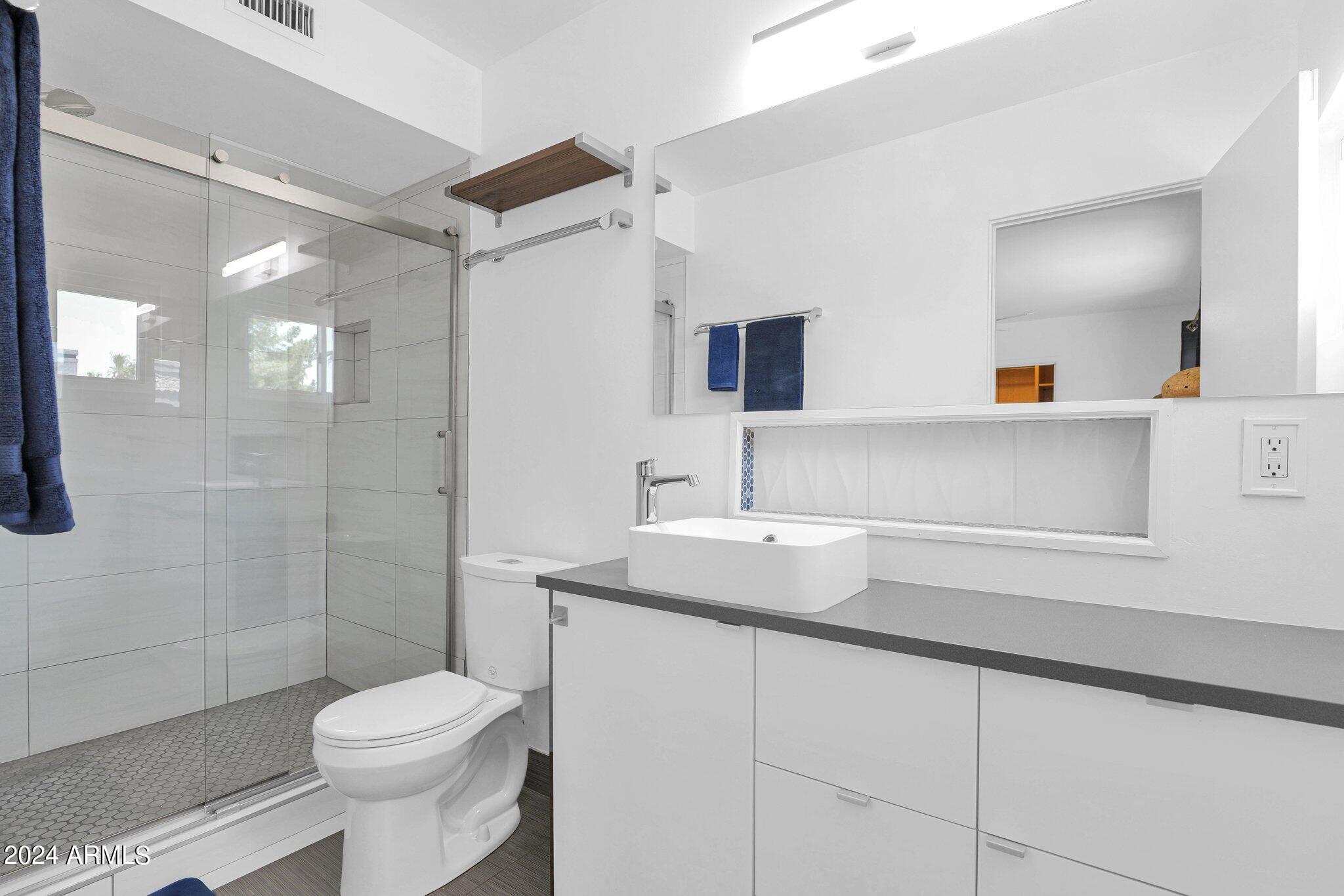 102 W MARYLAND Avenue, A2