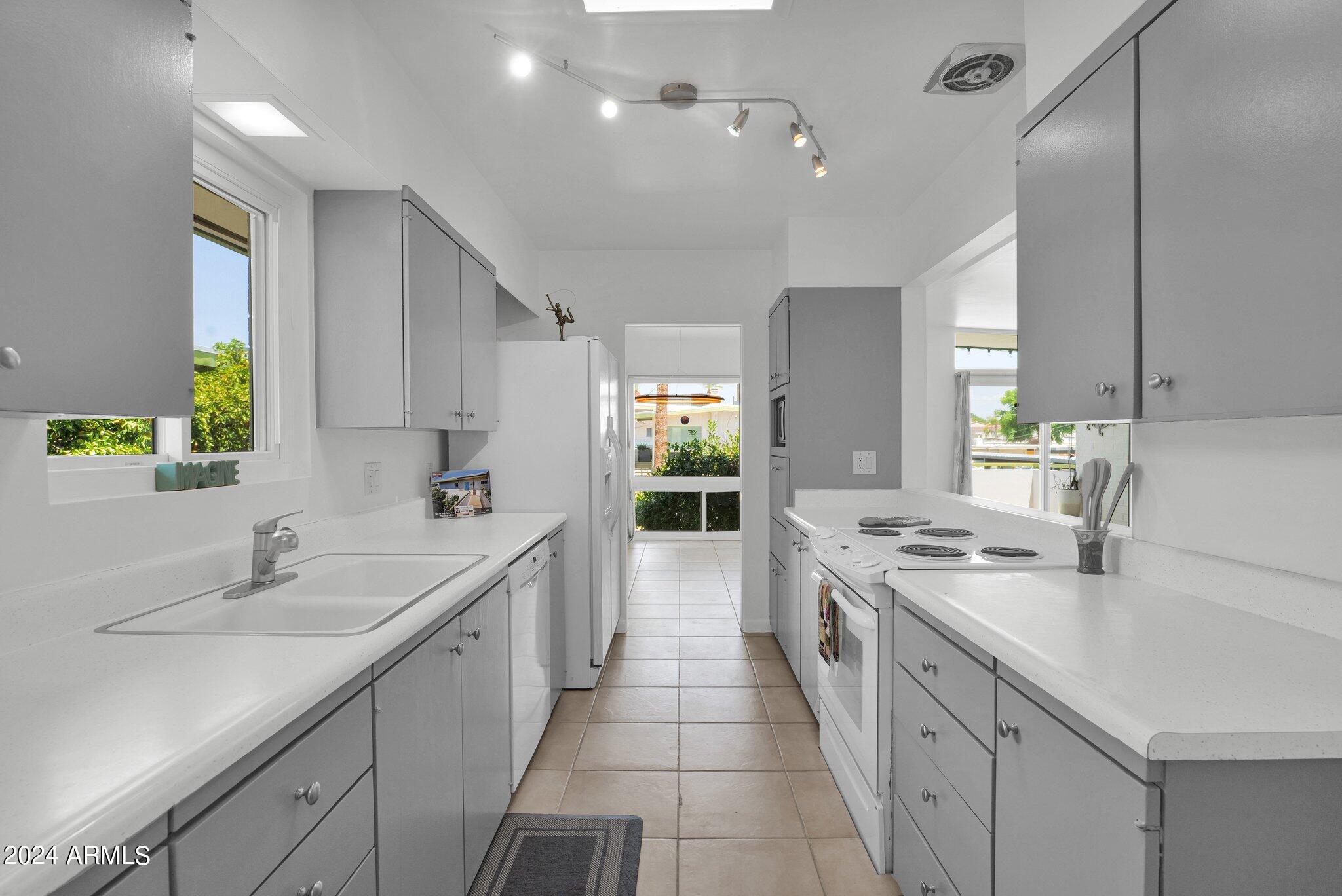 102 W MARYLAND Avenue, A2