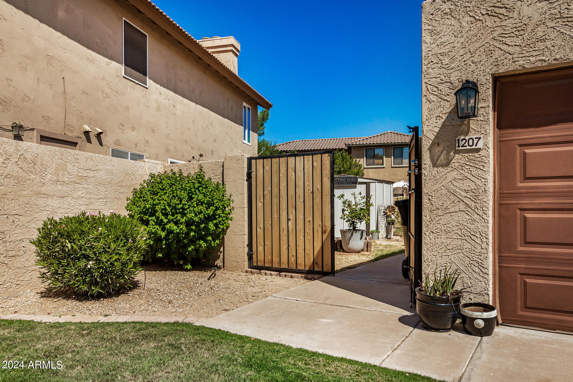 1207 W SEASCAPE Court