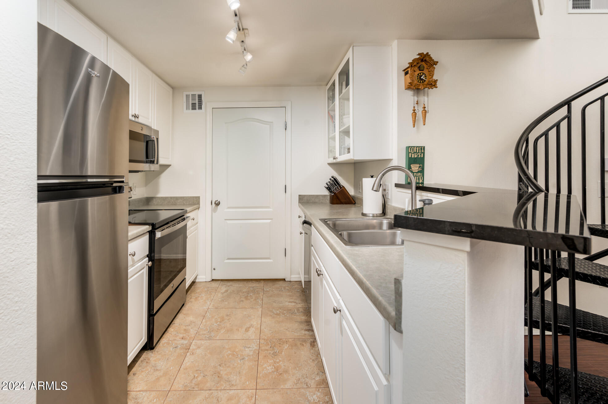 1701 E COLTER Street 481