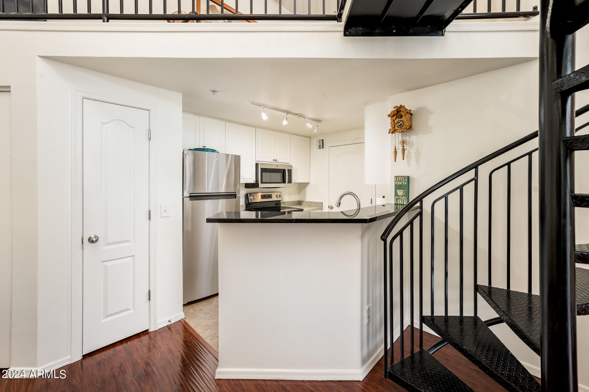 1701 E COLTER Street 481