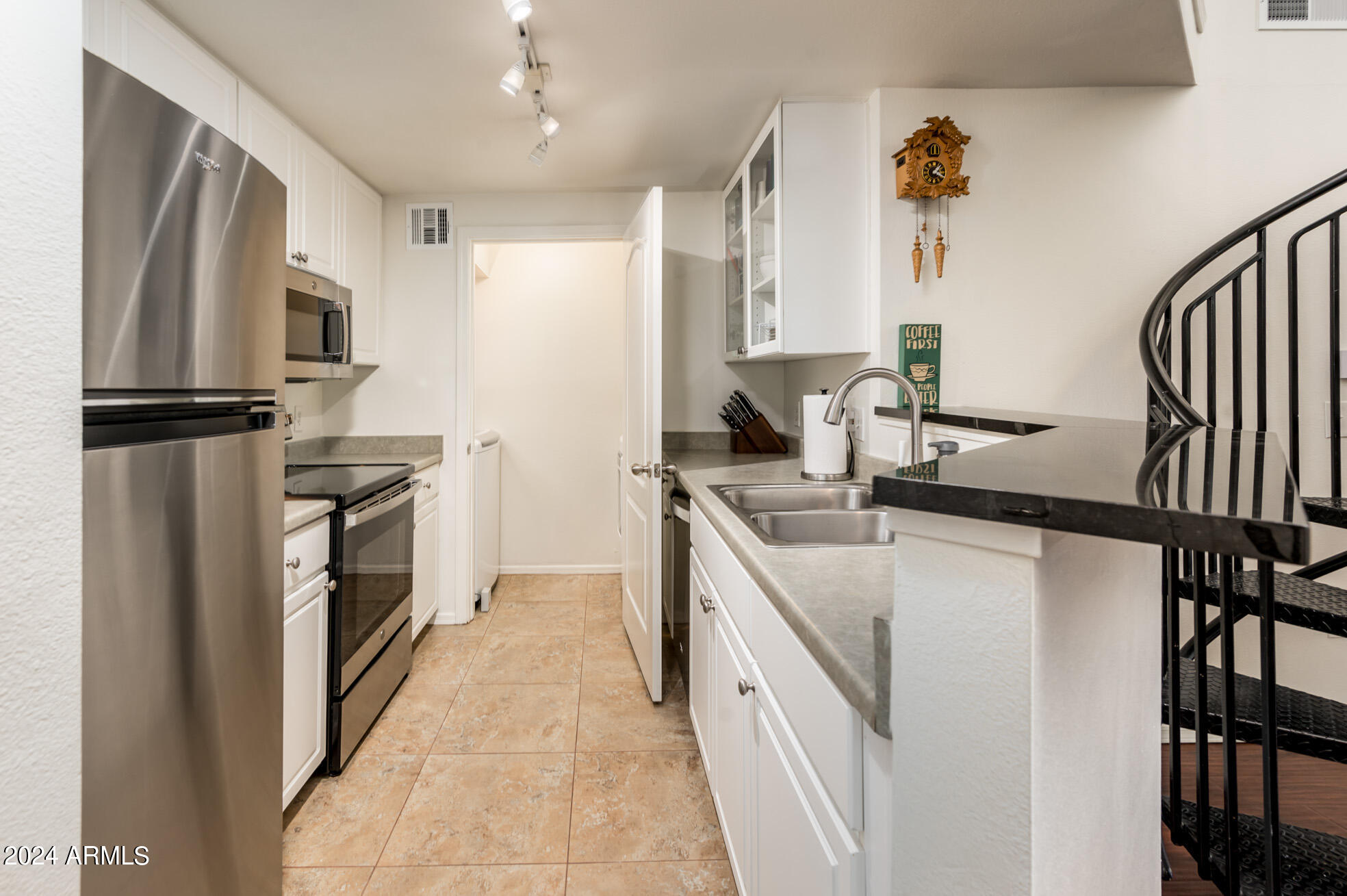 1701 E COLTER Street 481