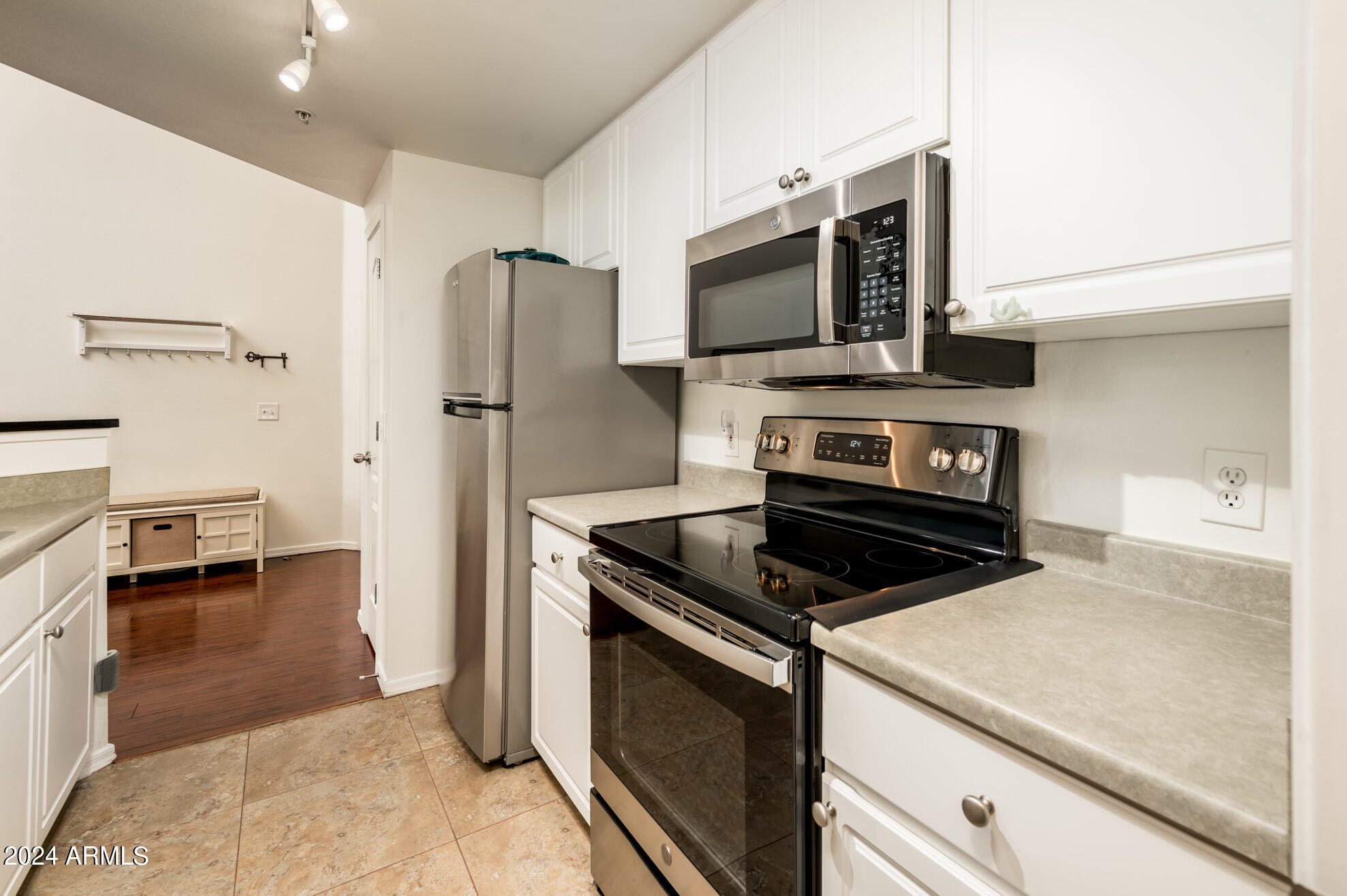 1701 E COLTER Street 481