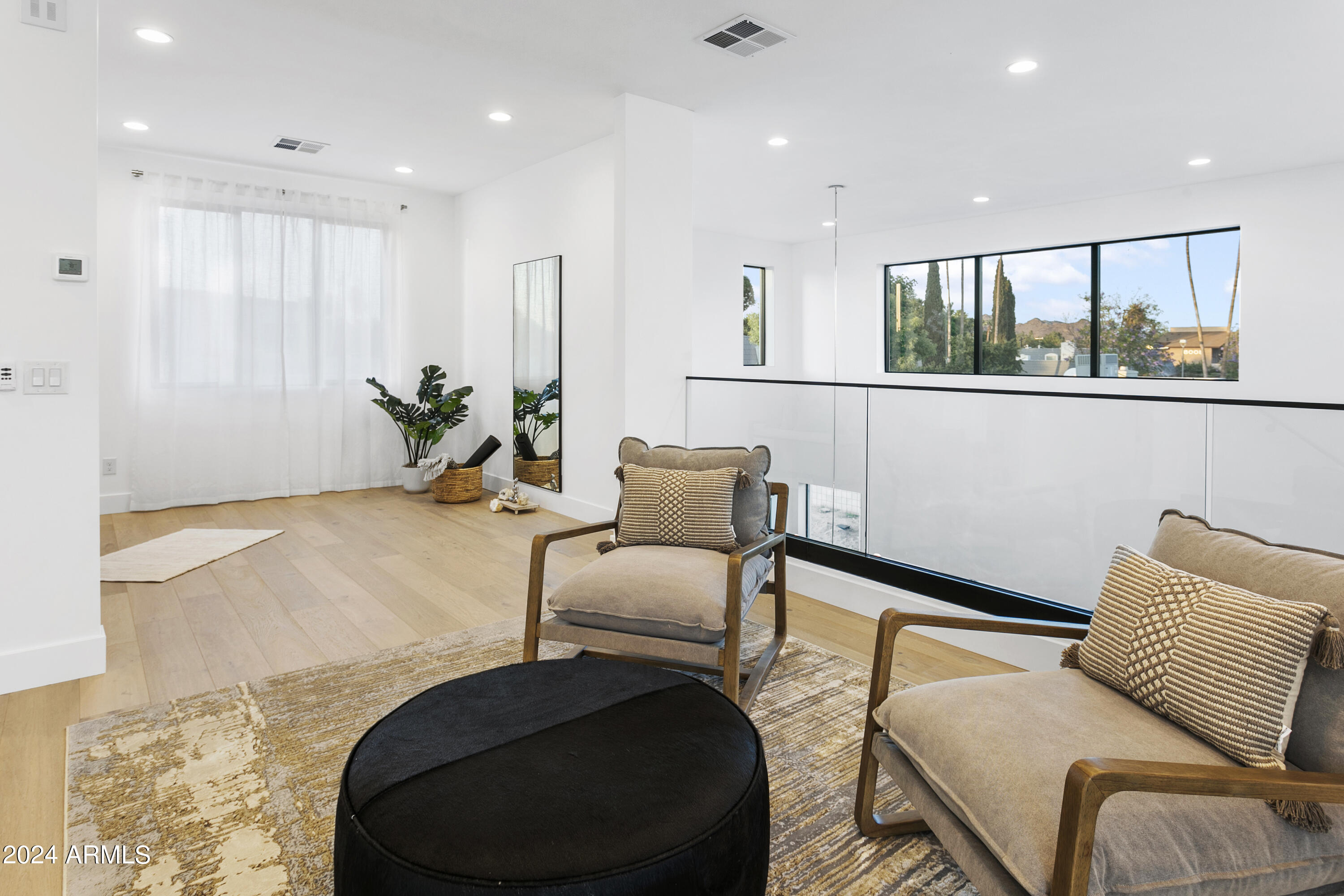 100 W NORTHERN Avenue, 11