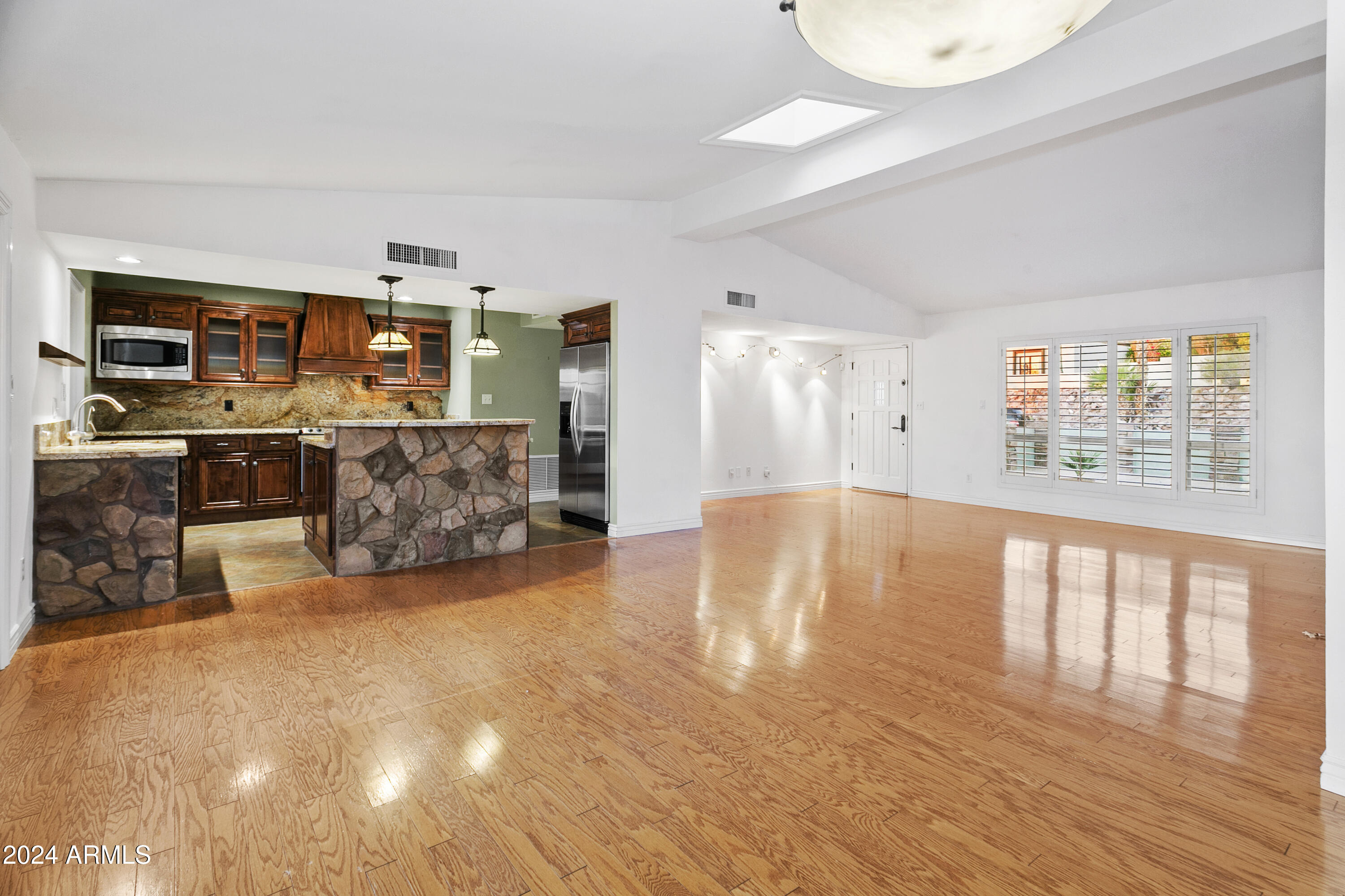 2321 E LINCOLN Way