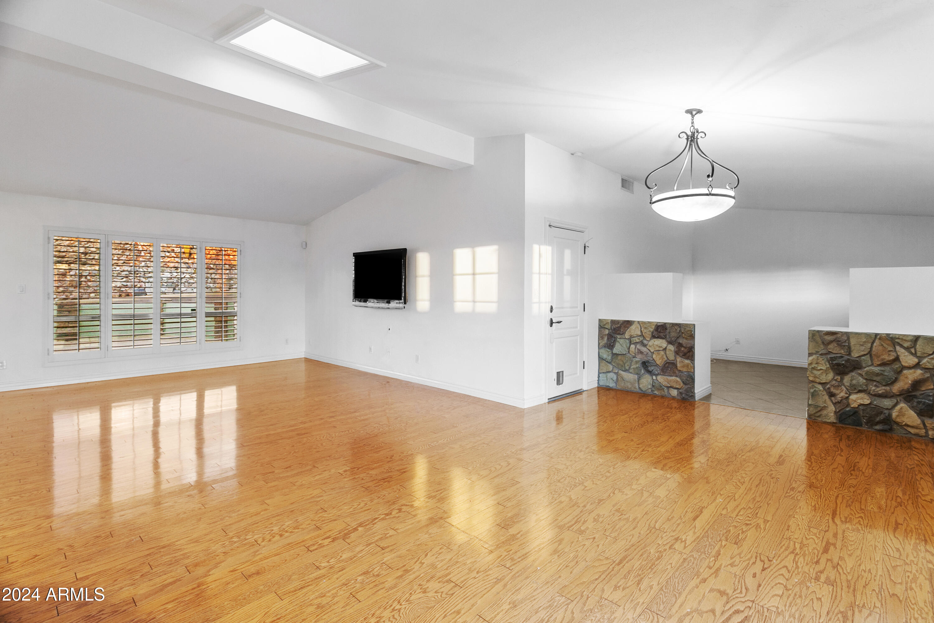 2321 E LINCOLN Way