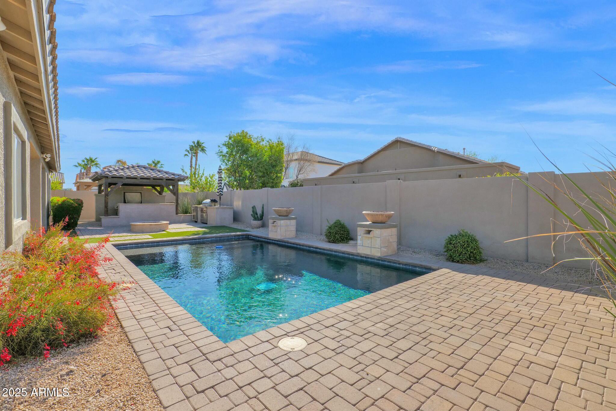 957 E CEDAR Drive