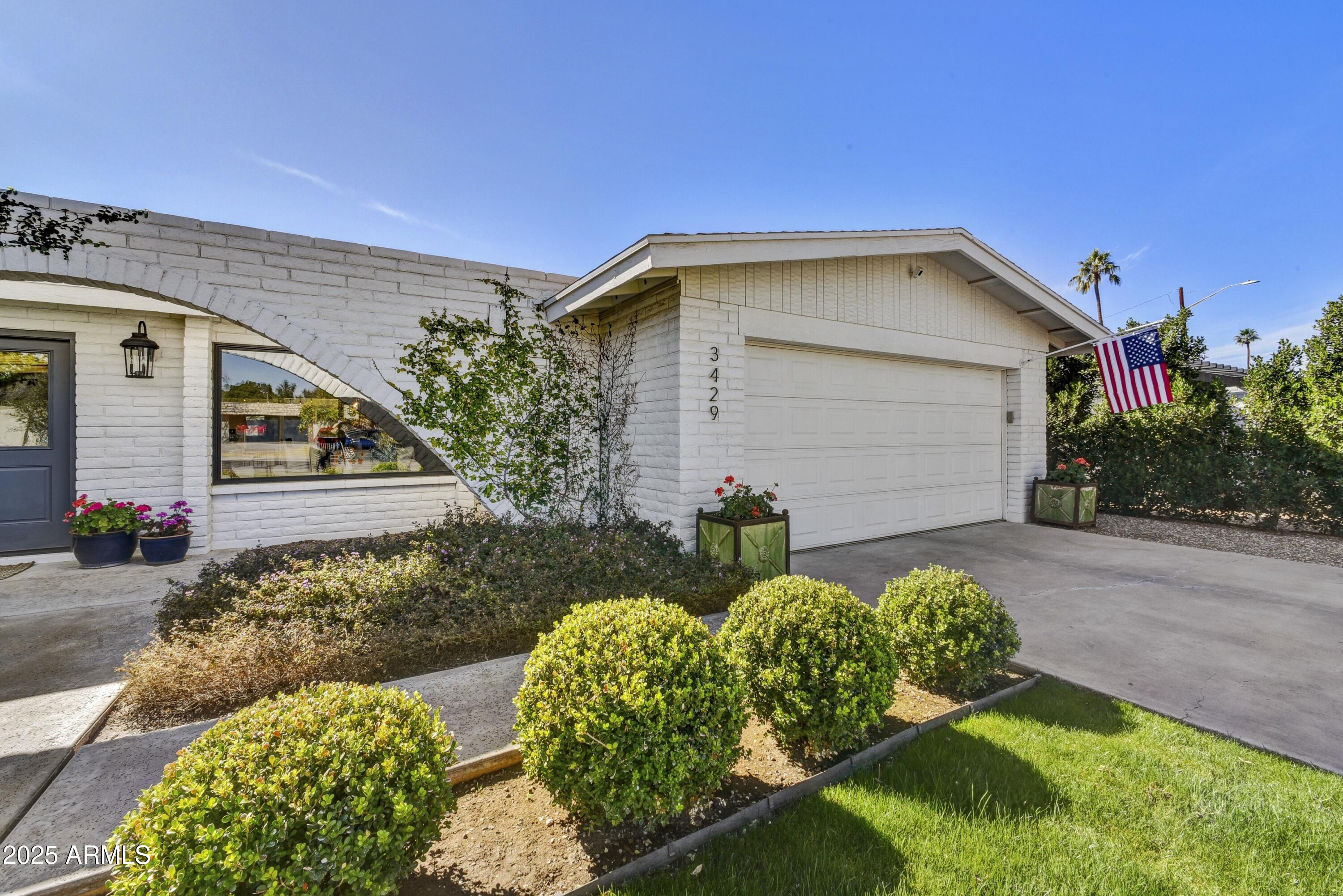 3429 E INDIANOLA Avenue