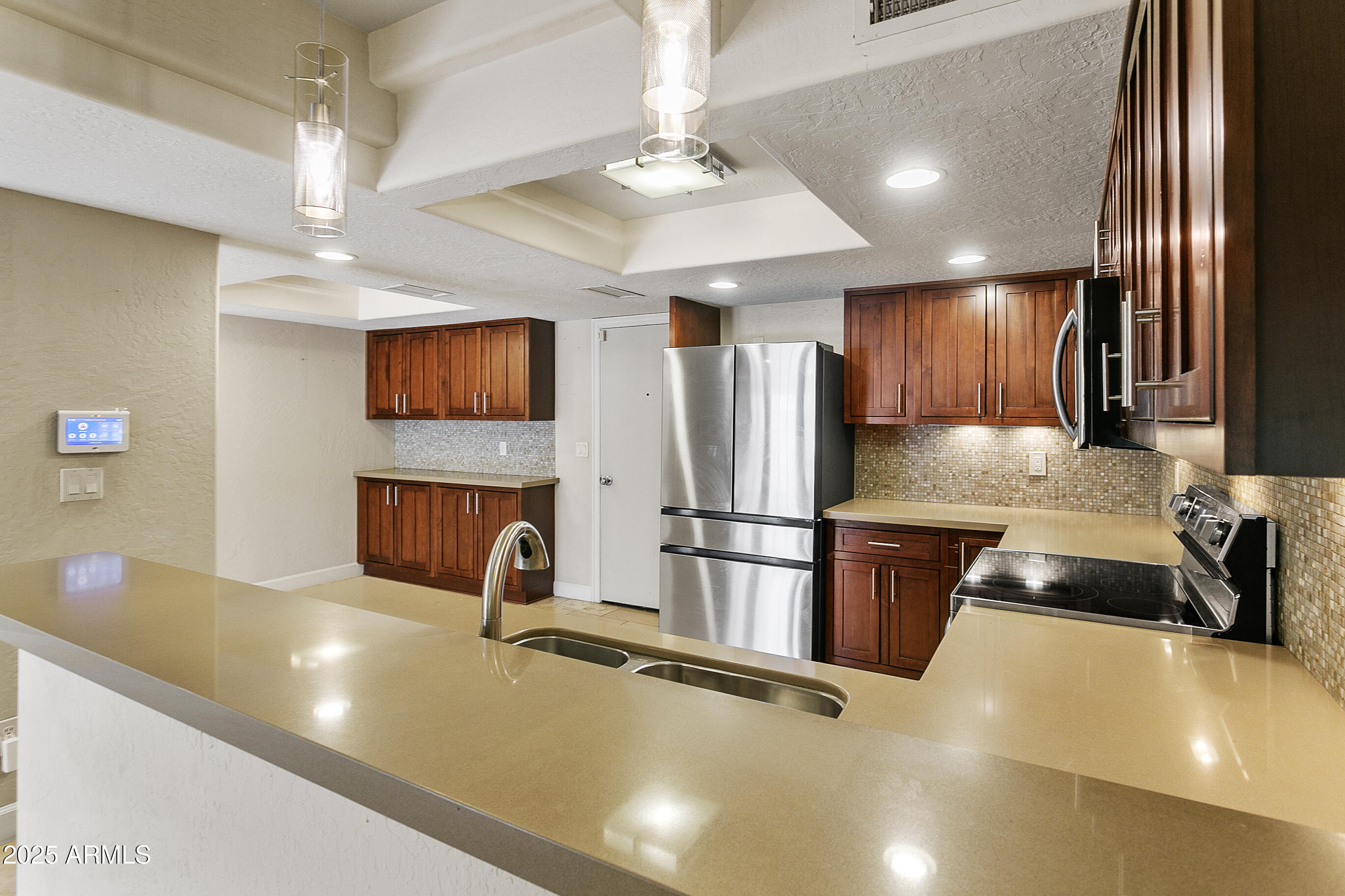 33 W MISSOURI Avenue, 17