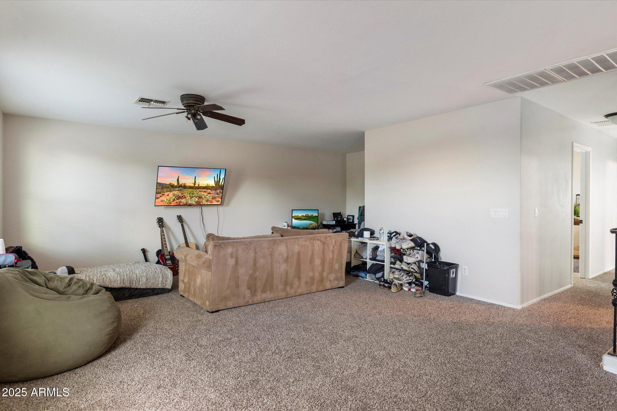 3944 W PARADISE Lane