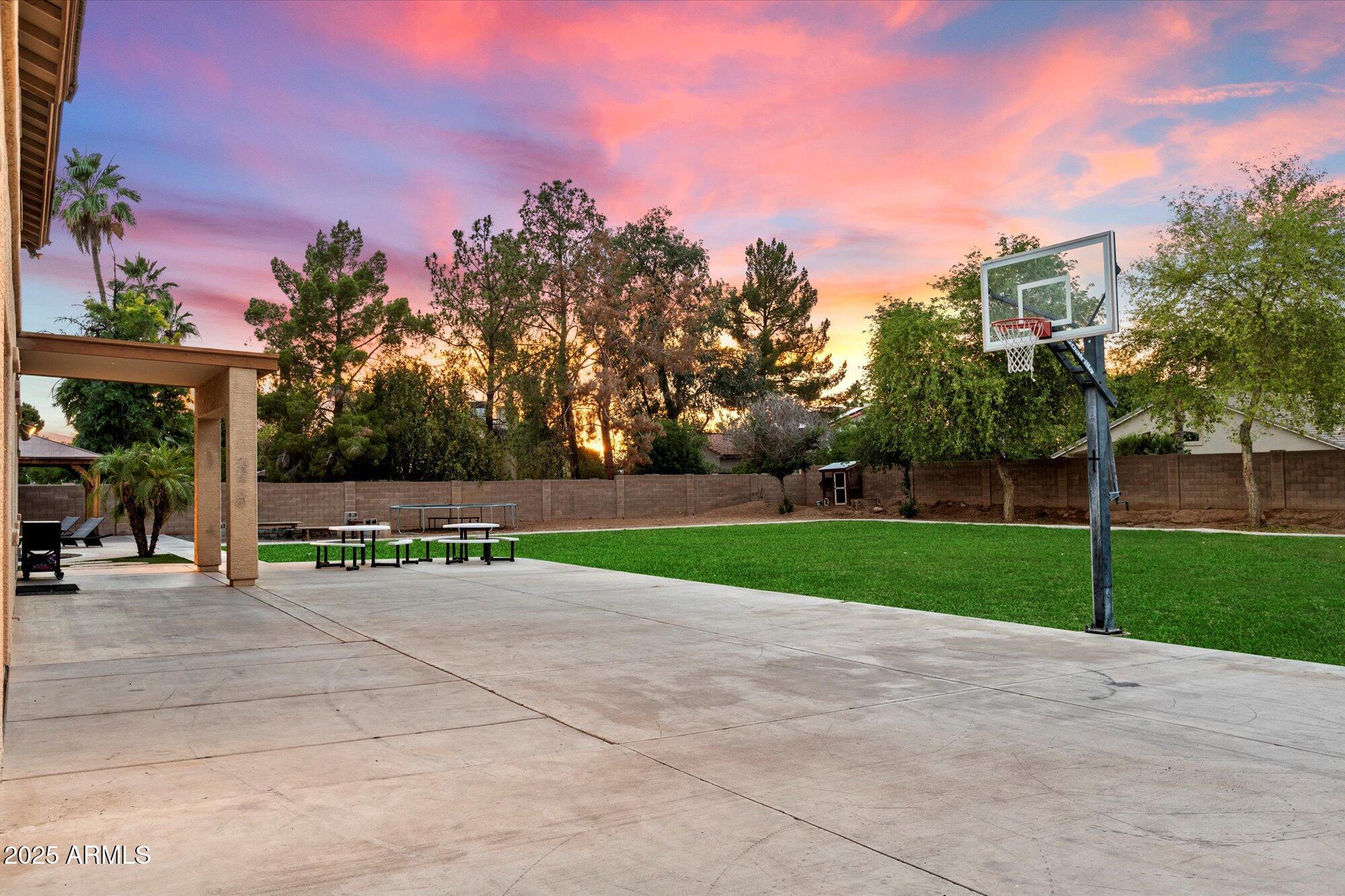 3944 W PARADISE Lane