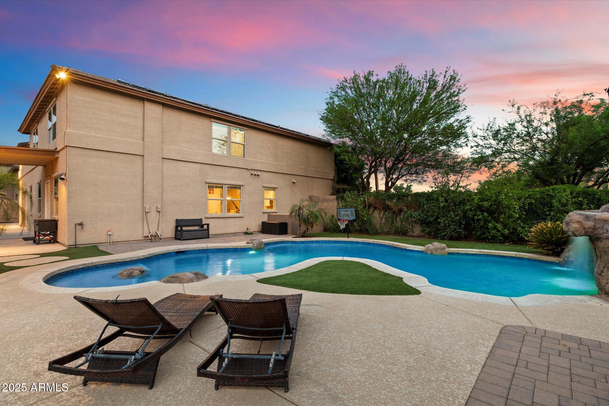 3944 W PARADISE Lane