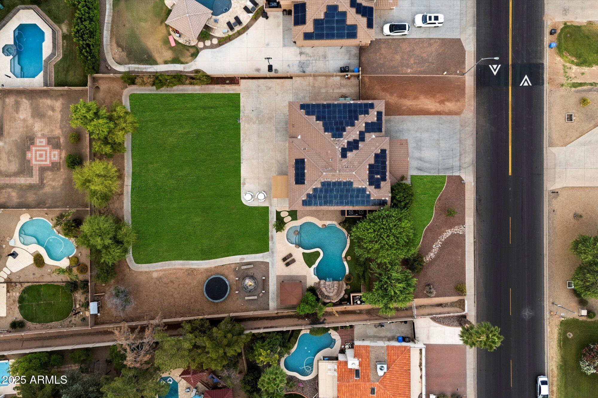 3944 W PARADISE Lane