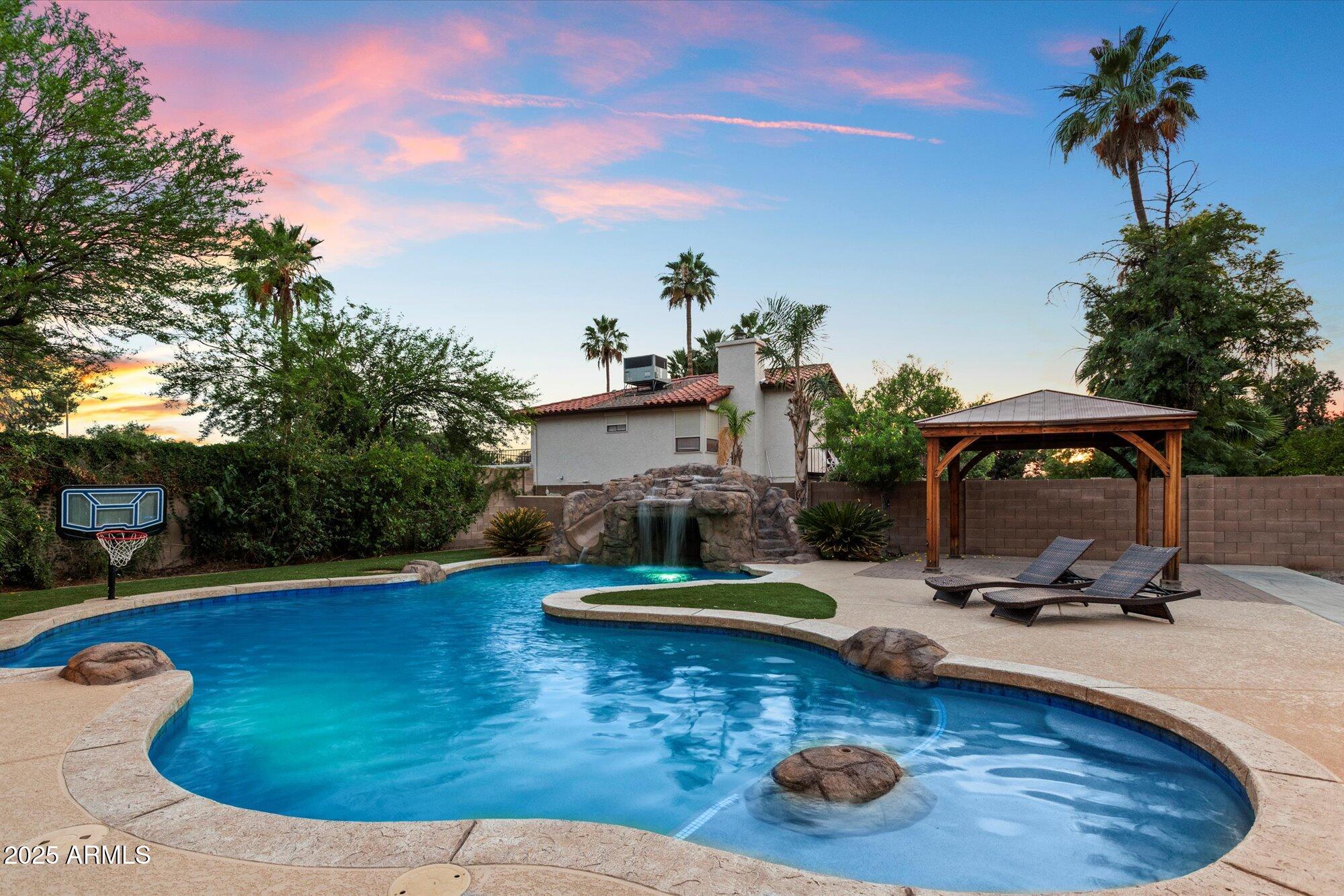 3944 W PARADISE Lane