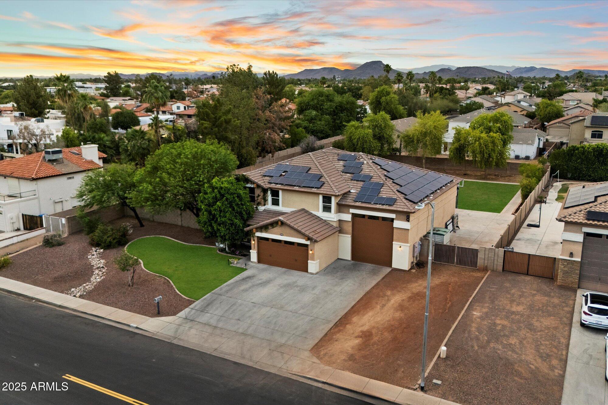 3944 W PARADISE Lane