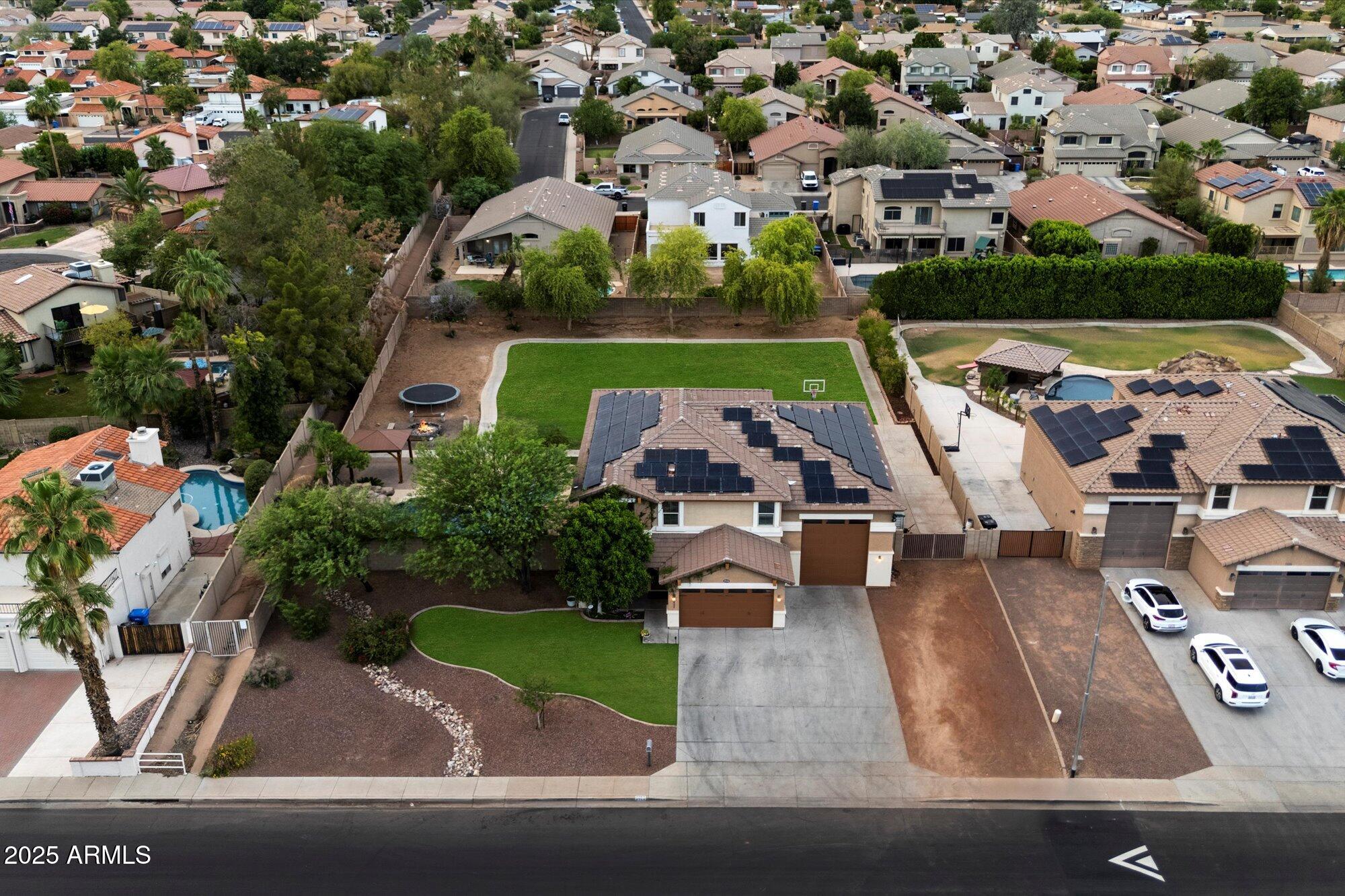 3944 W PARADISE Lane