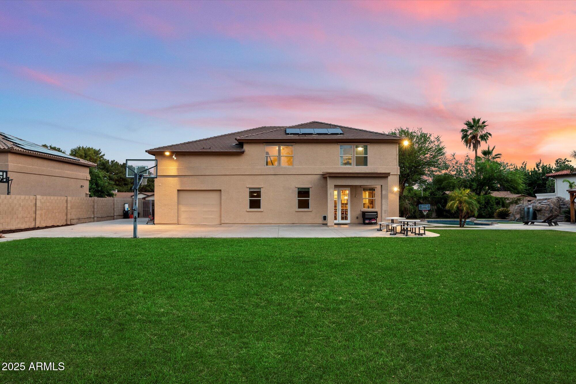 3944 W PARADISE Lane