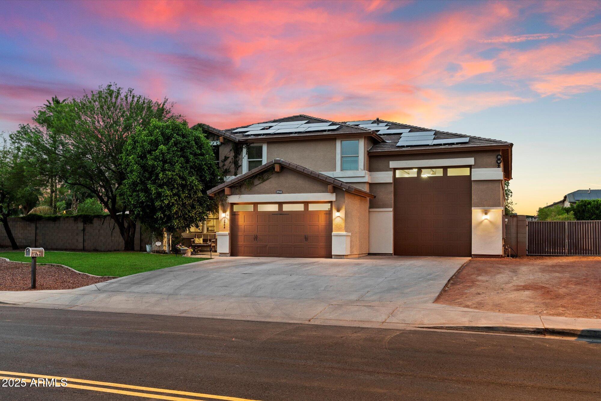 3944 W PARADISE Lane