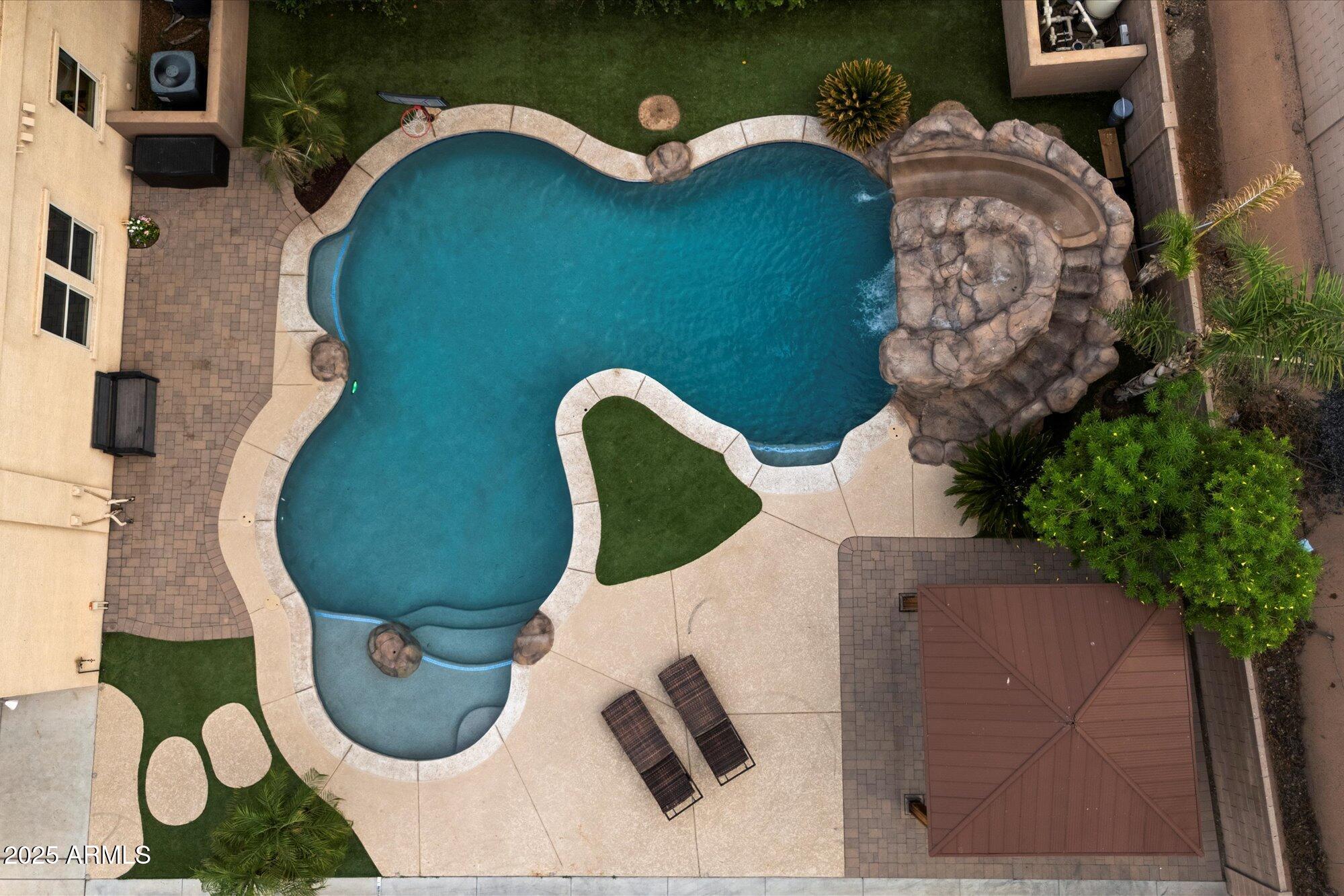 3944 W PARADISE Lane
