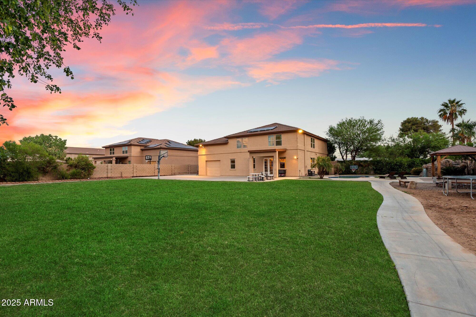 3944 W PARADISE Lane