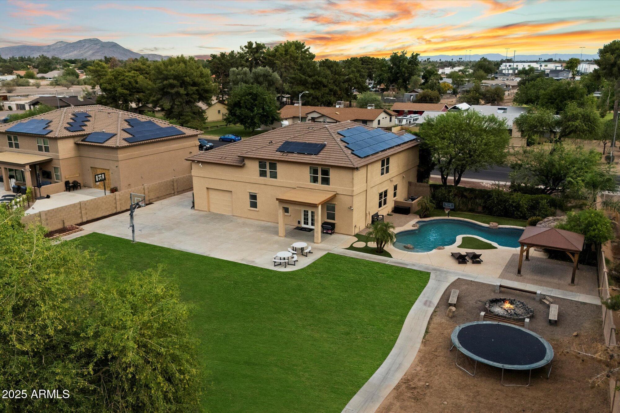 3944 W PARADISE Lane