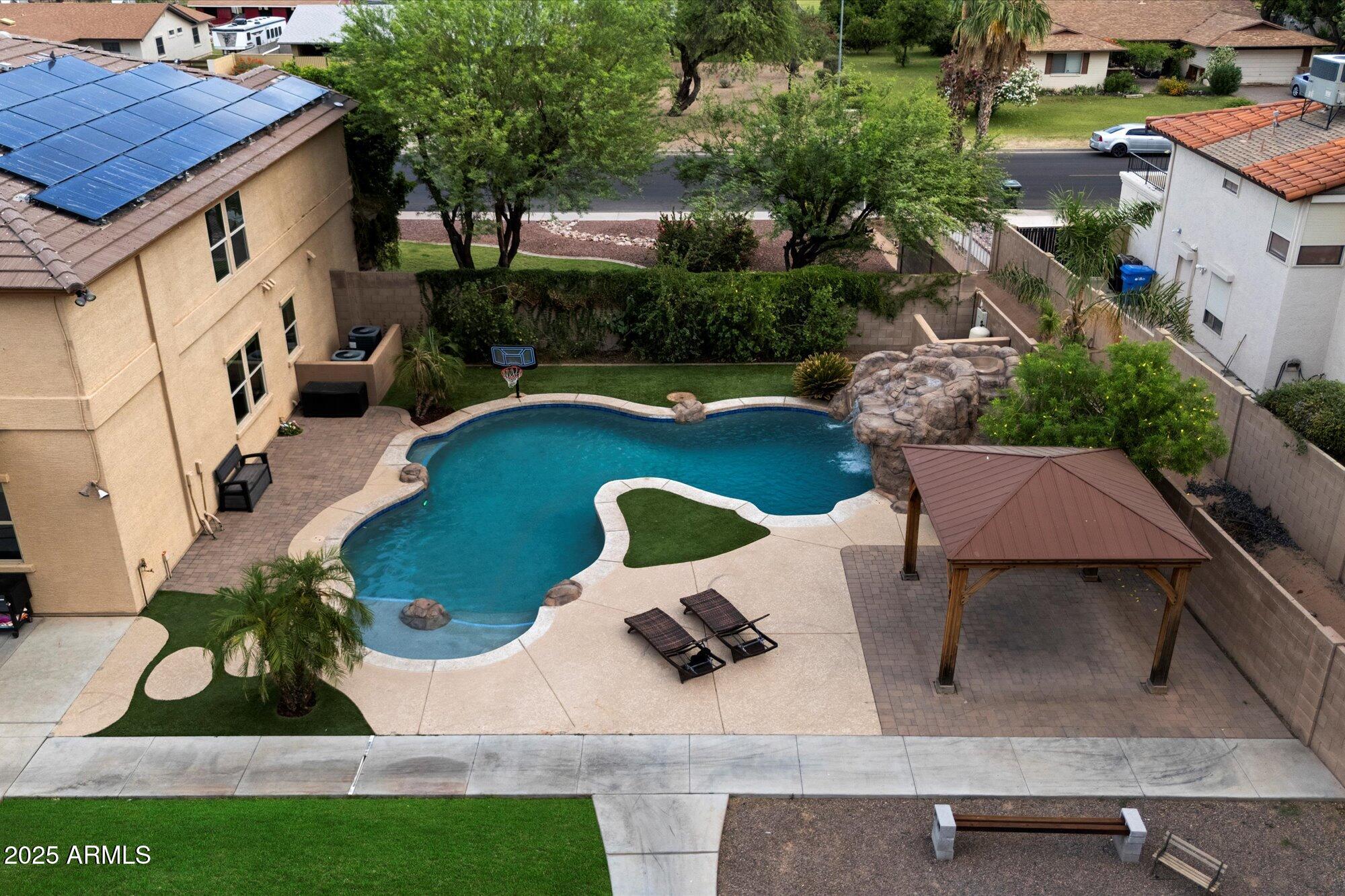 3944 W PARADISE Lane