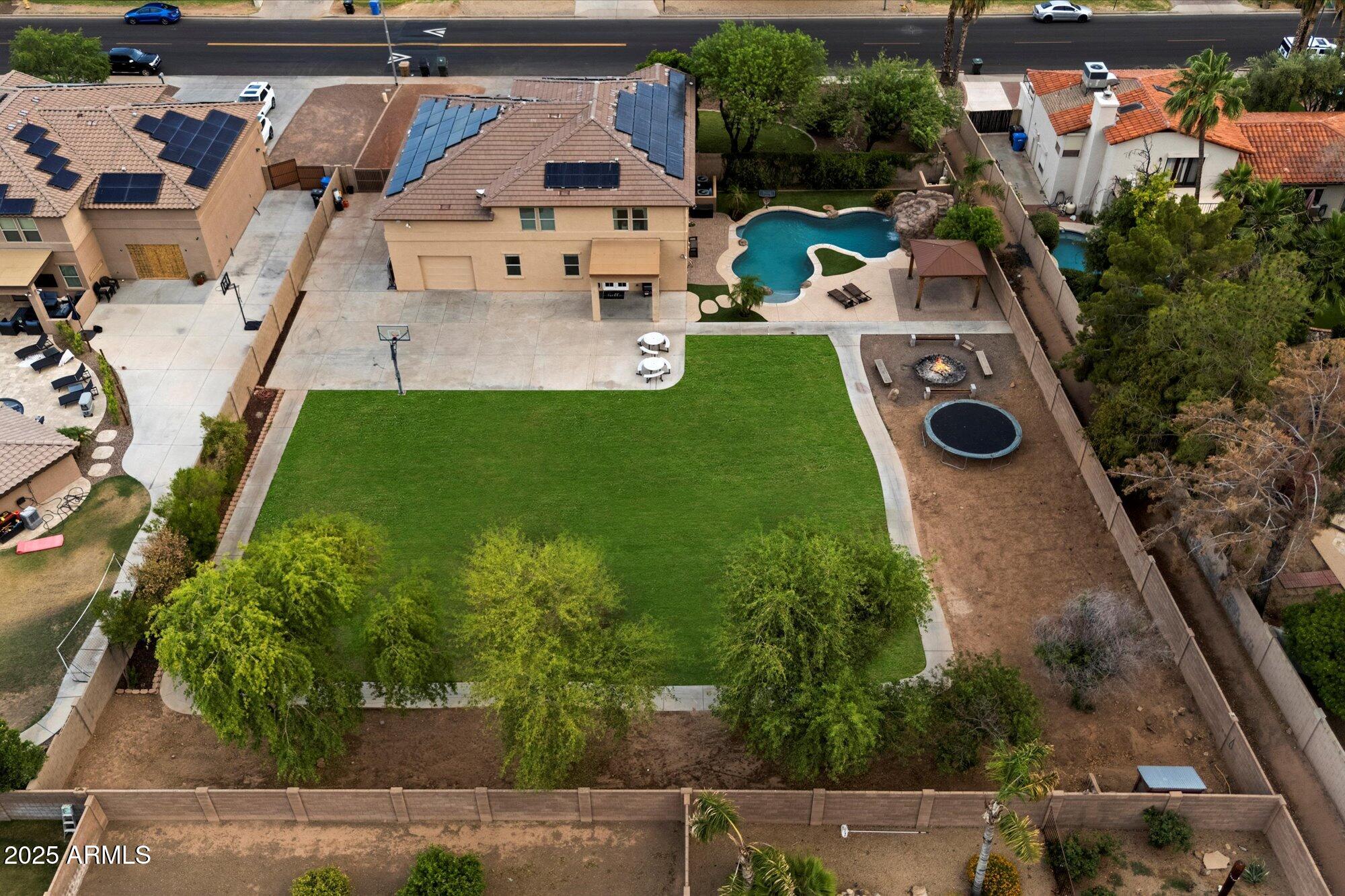 3944 W PARADISE Lane