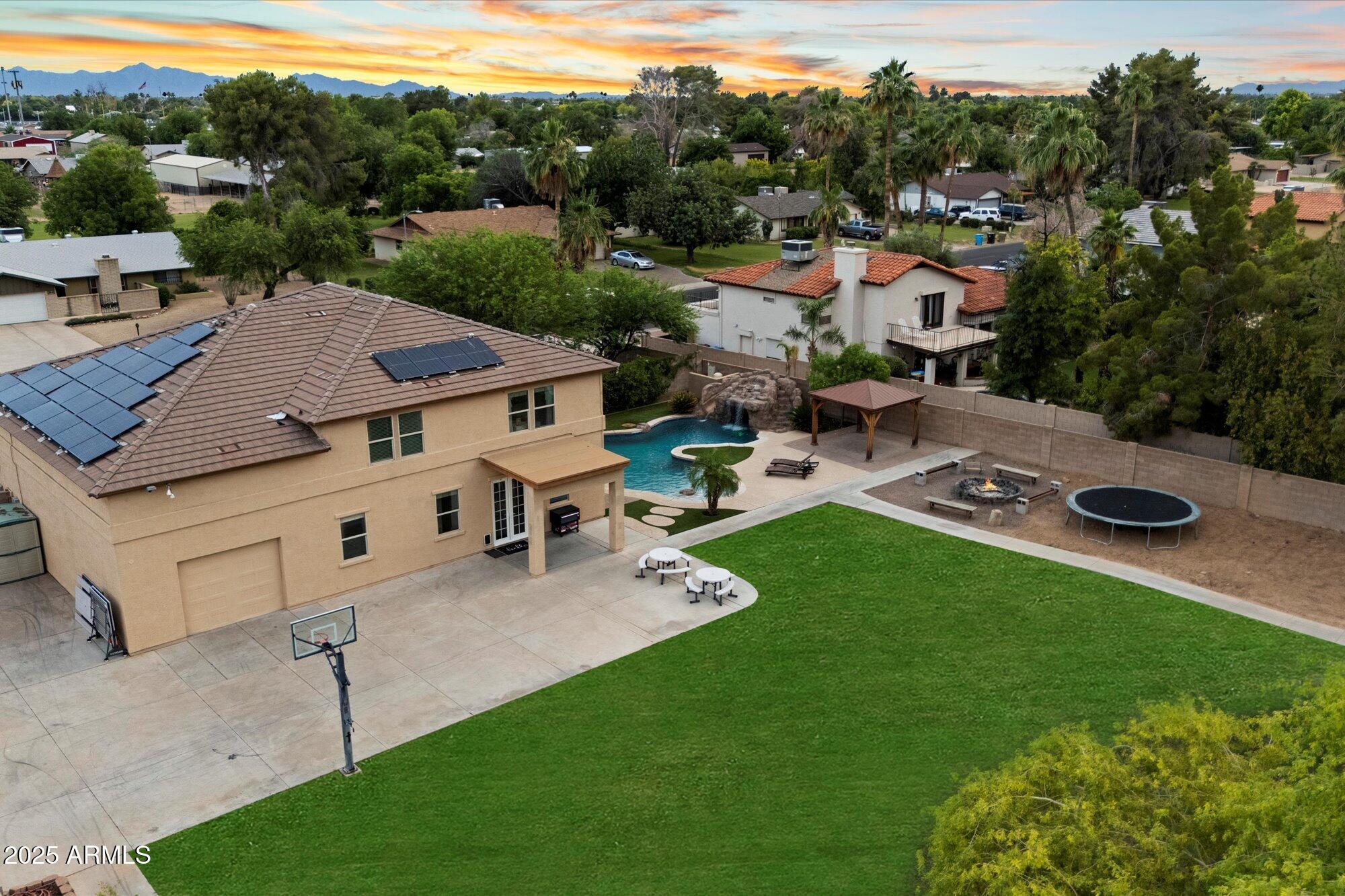 3944 W PARADISE Lane