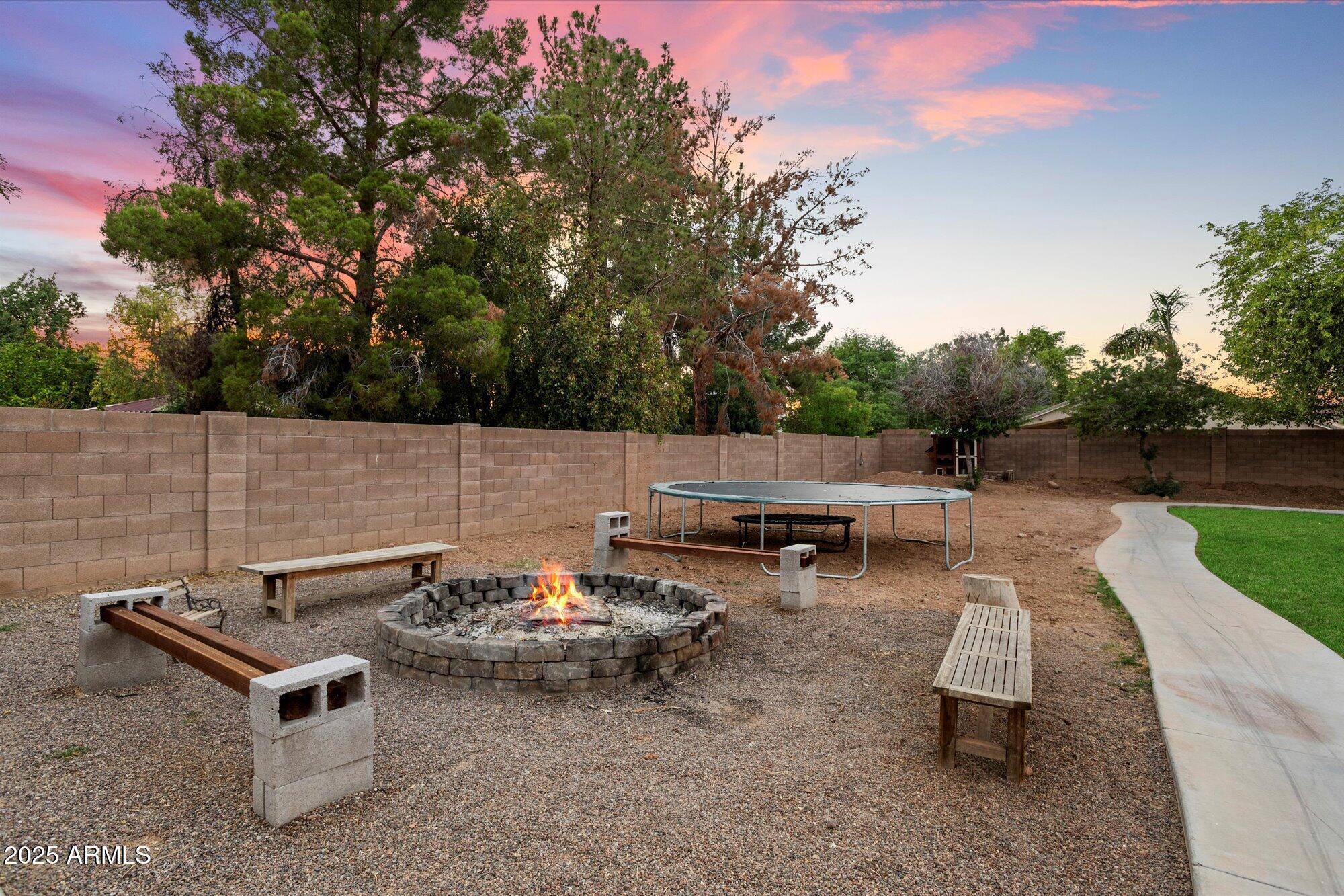 3944 W PARADISE Lane