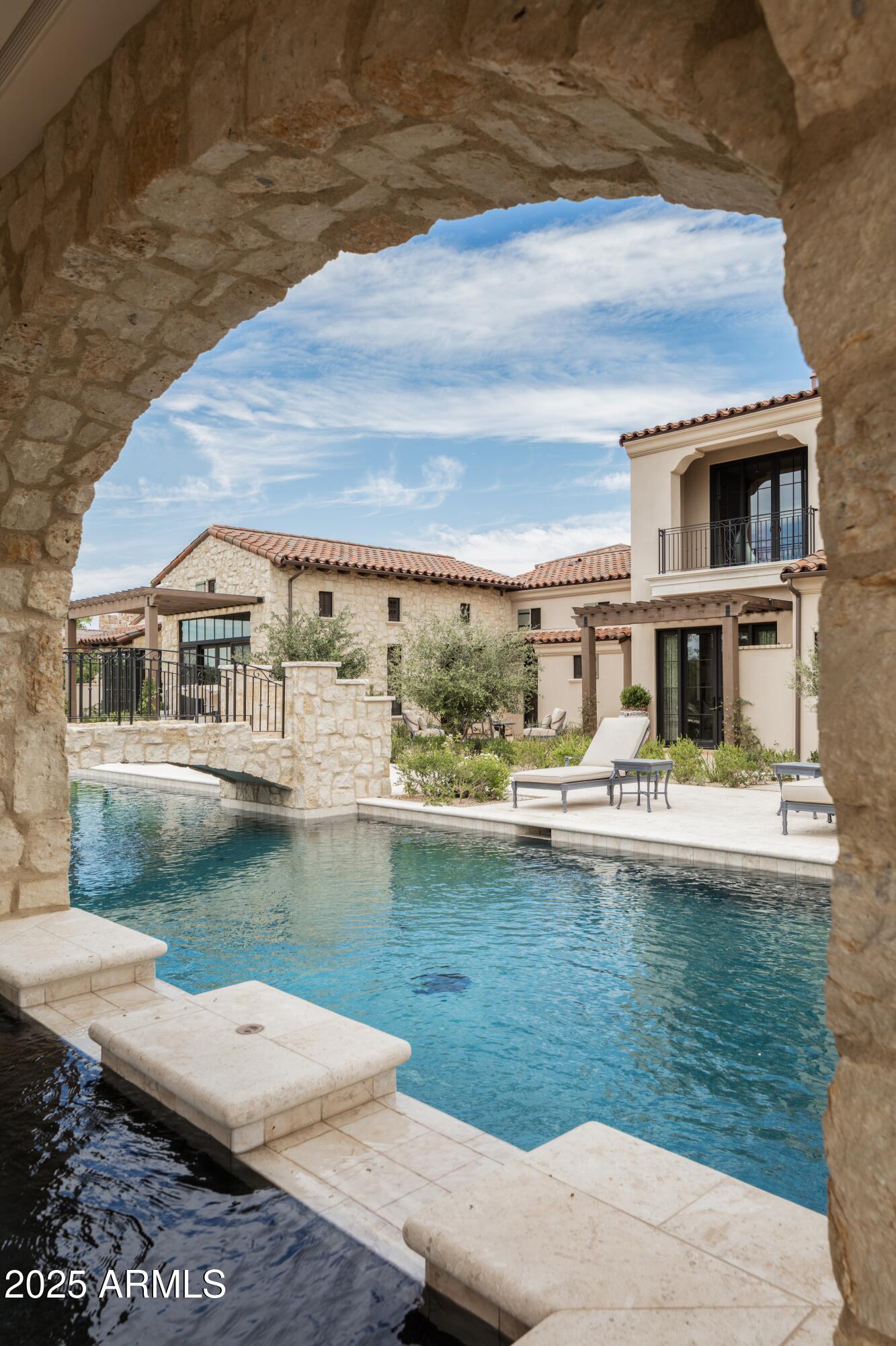 621 W SUNSHINE Place