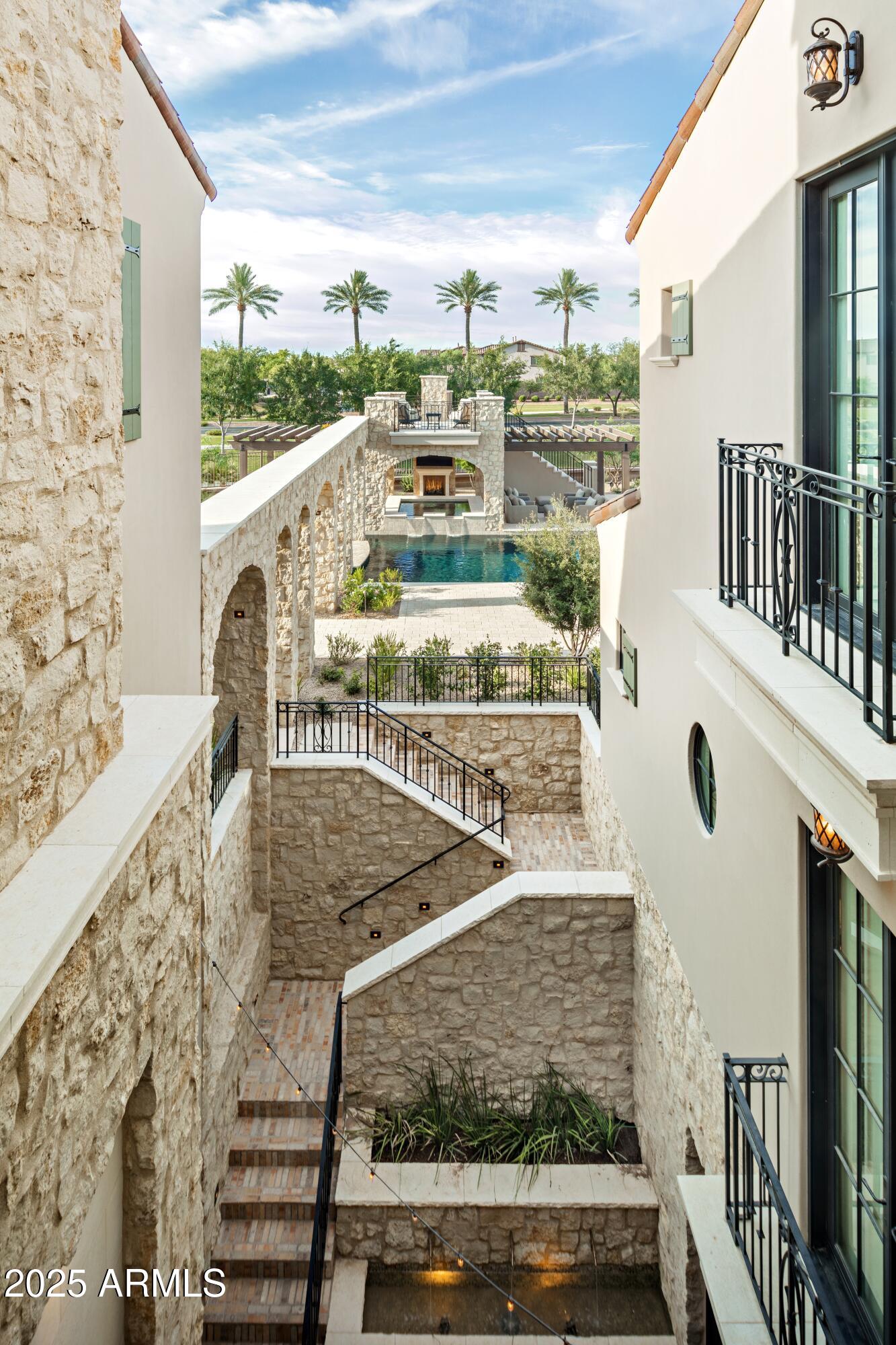 621 W SUNSHINE Place