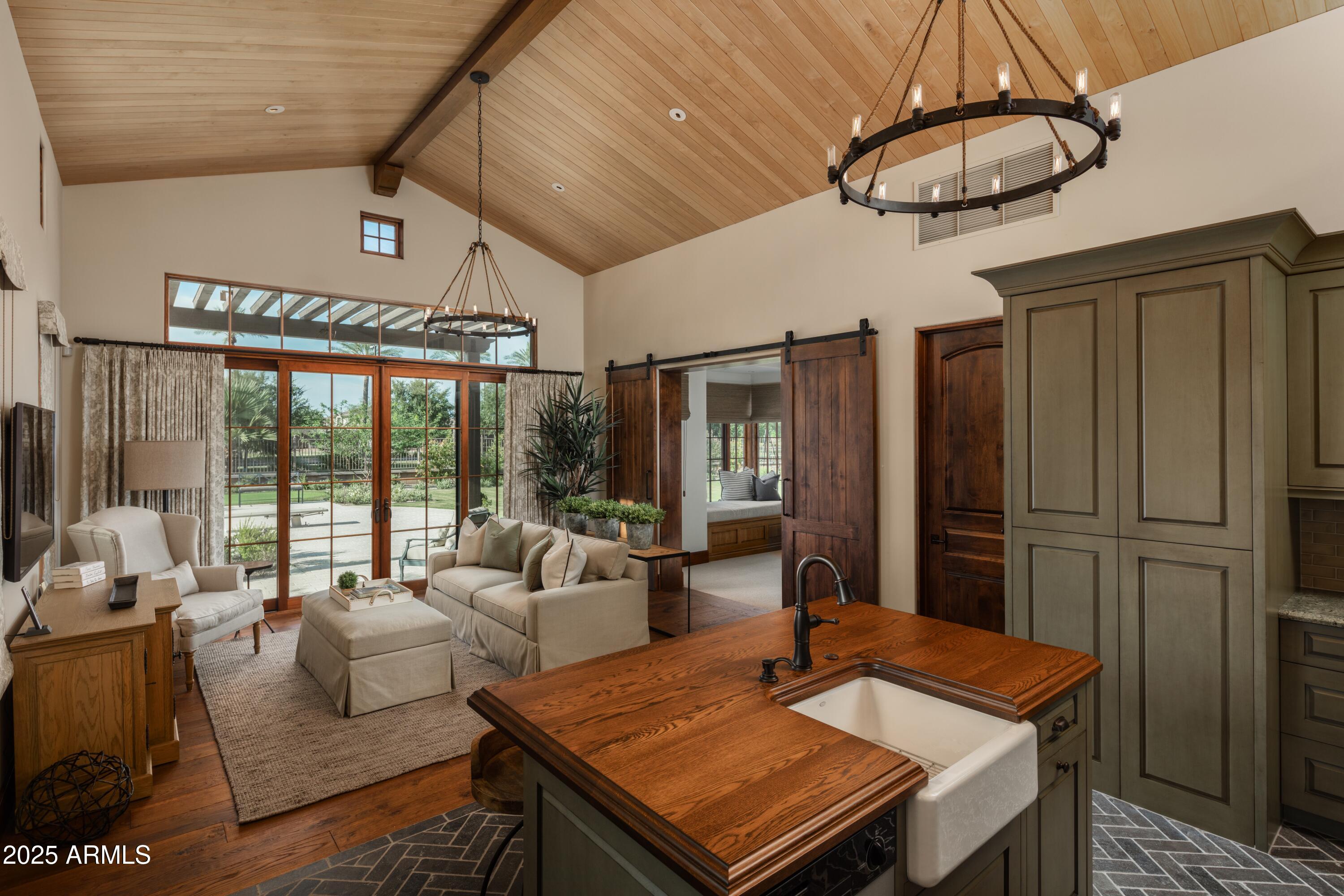 621 W SUNSHINE Place